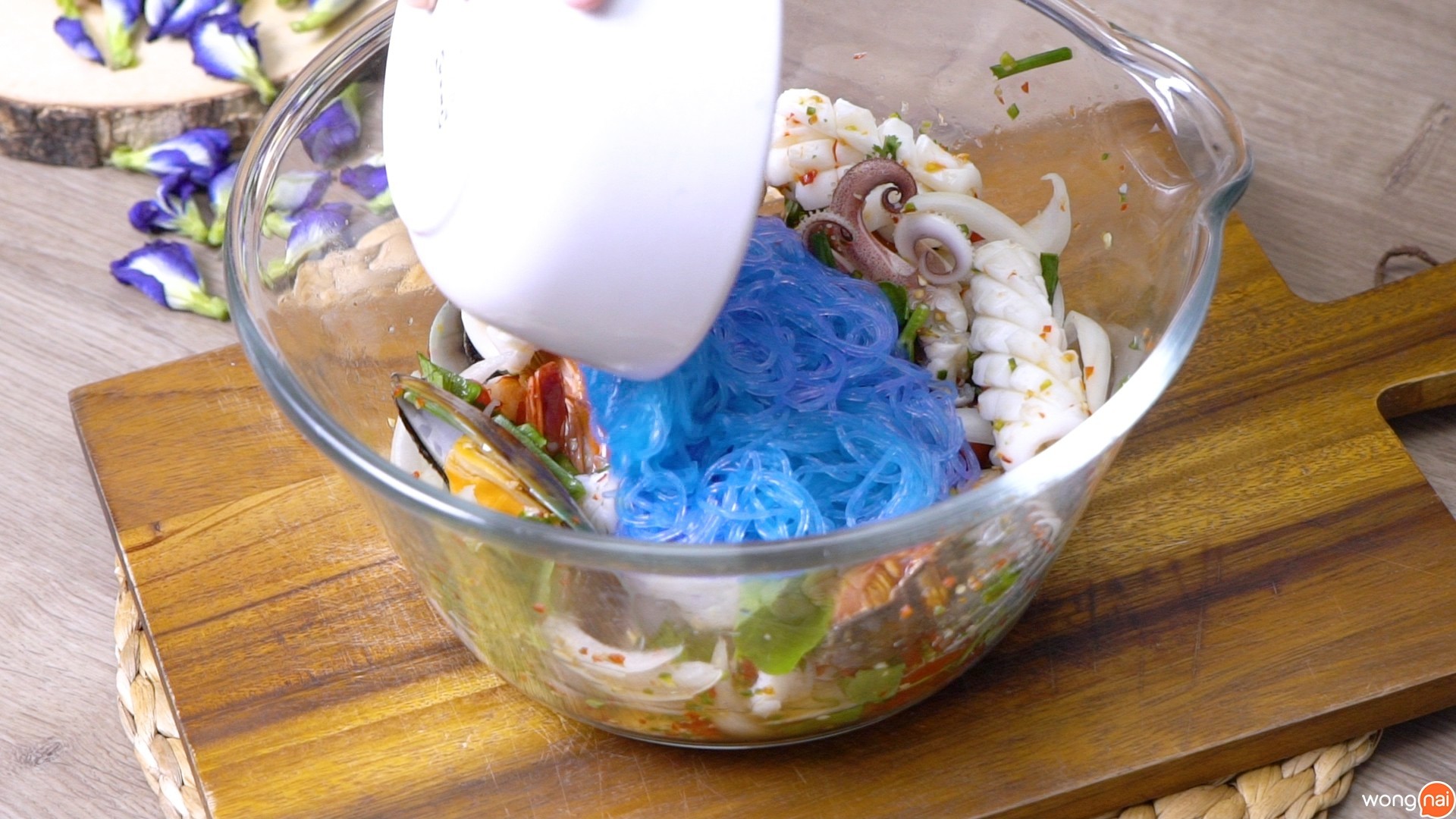 เมนู “ยำวุ้นเส้น” สีอัญชัน