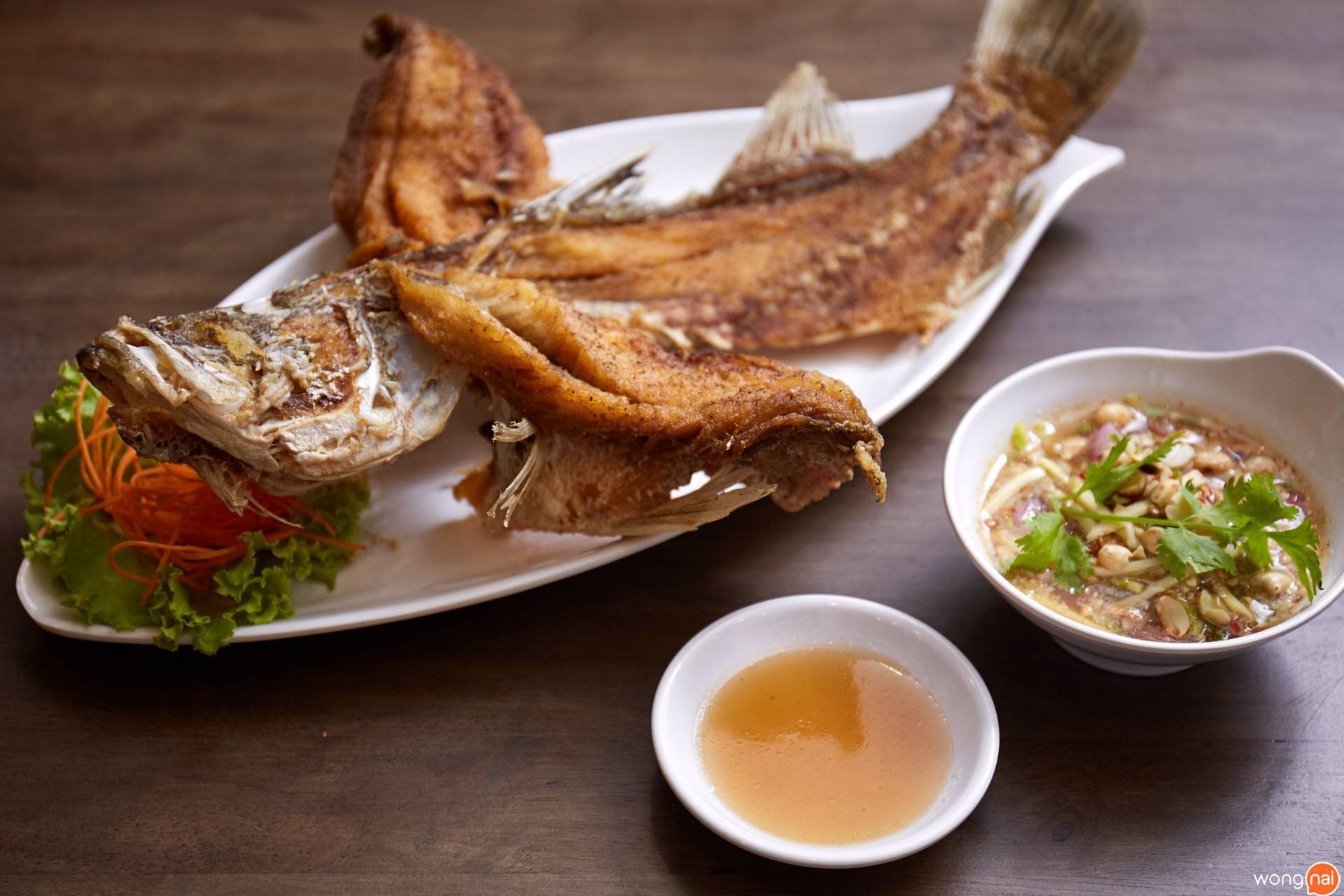 เมนู “ปลากะพงทอดน้ำปลา” ของร้าน “Fù SEAFOOD”