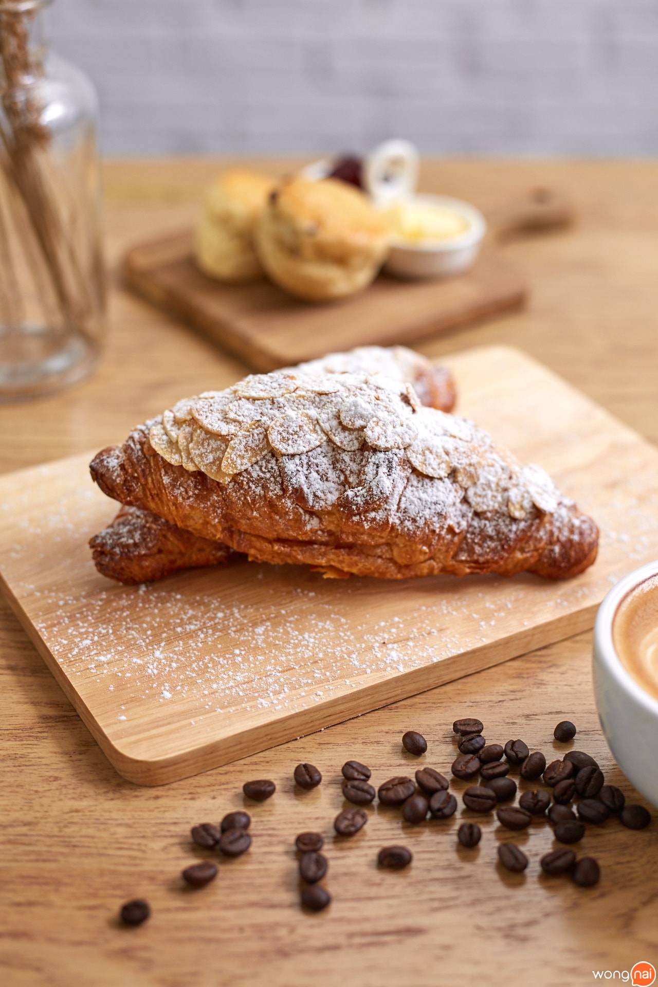 เมนู “Almond croissant” ของร้าน Cafe au Lait BKK
