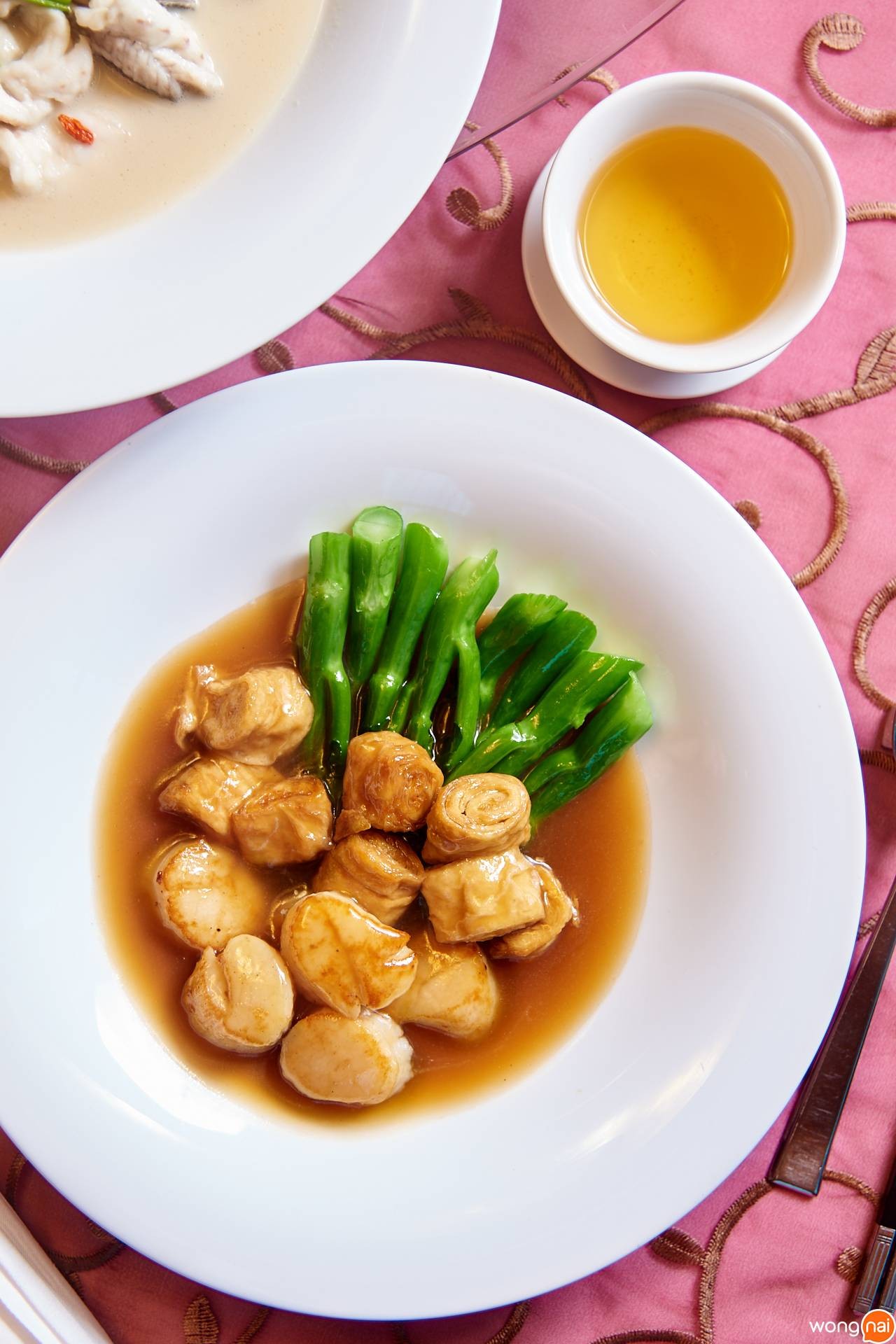 หอยเชลล์เจี๋ยนฟองเต้าหู้ม้วนซอสเป๋าฮื้อ ของร้าน Fei Ya