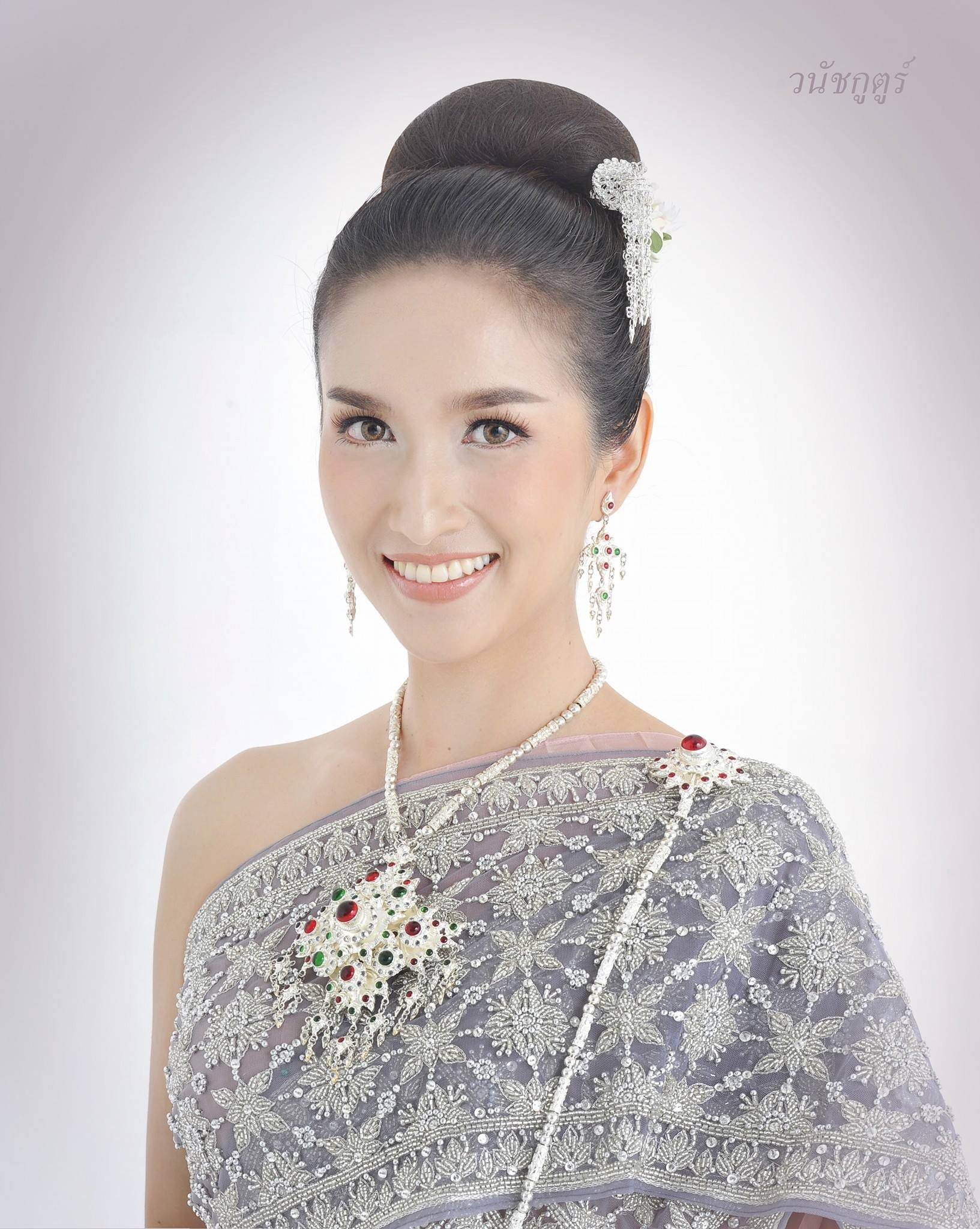 รวม 8 ชุดไทยพระราชนิยมที่อยากแนะนำให้รู้จัก