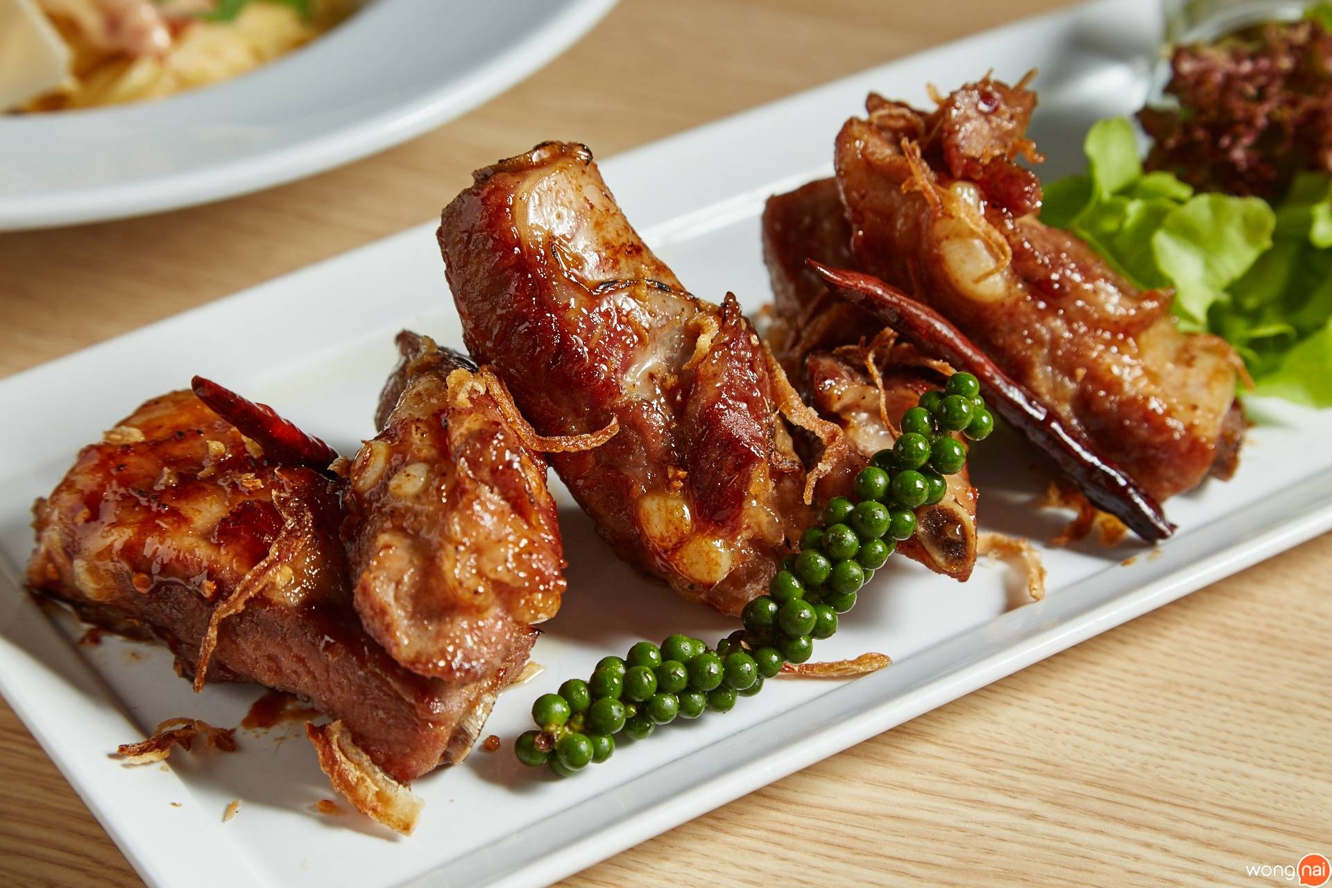 ซี่โครงหมูอบน้ำผึ้งของร้าน The Terrace