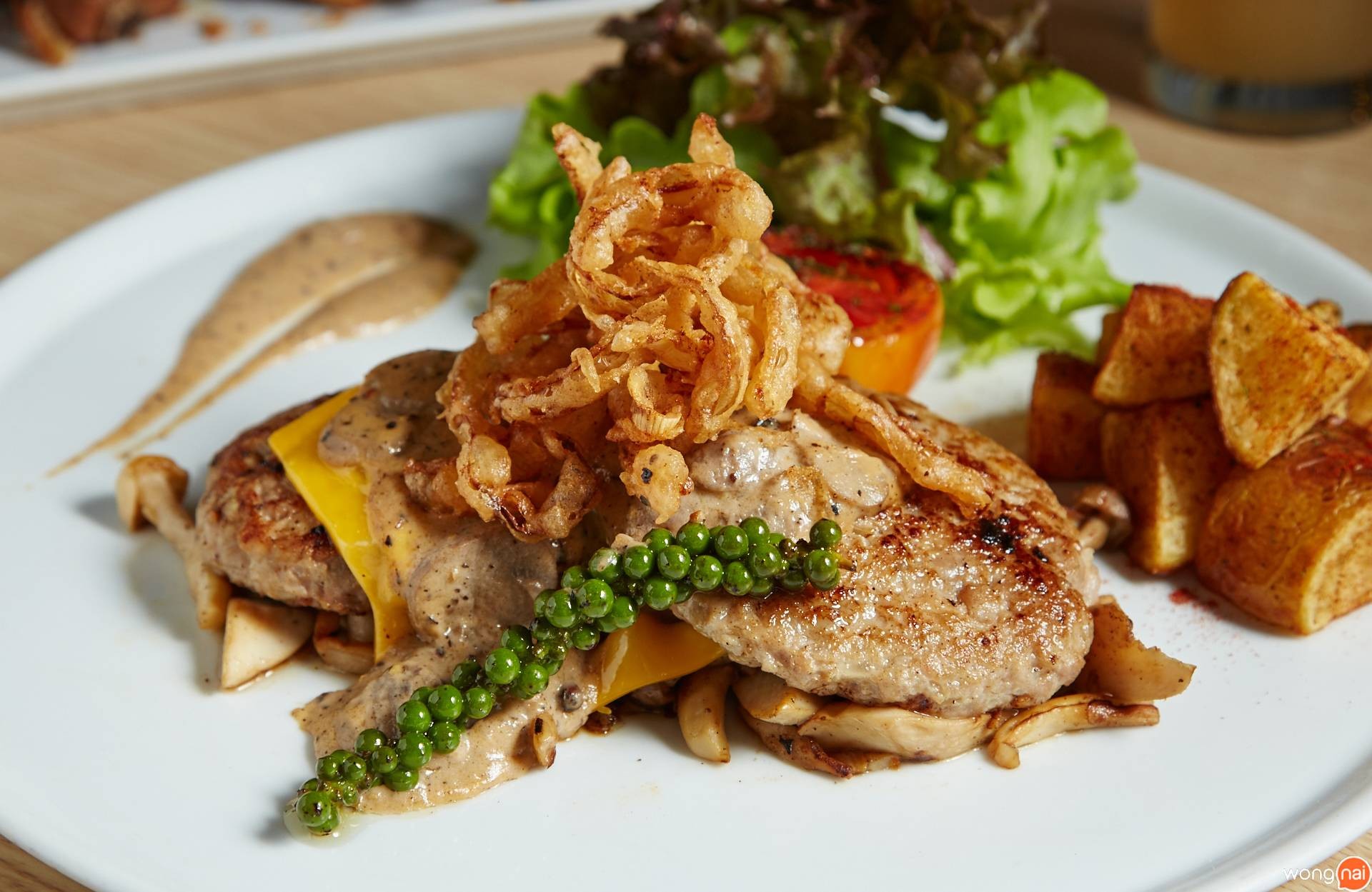 สเต๊กหมูและไก่บด ซอสเห็ดแชมปิญองของร้าน The Terrace