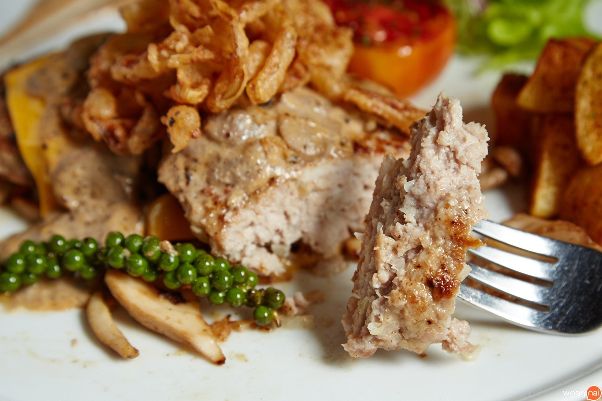 สเต๊กหมูและไก่บด ซอสเห็ดแชมปิญองของร้าน The Terrace