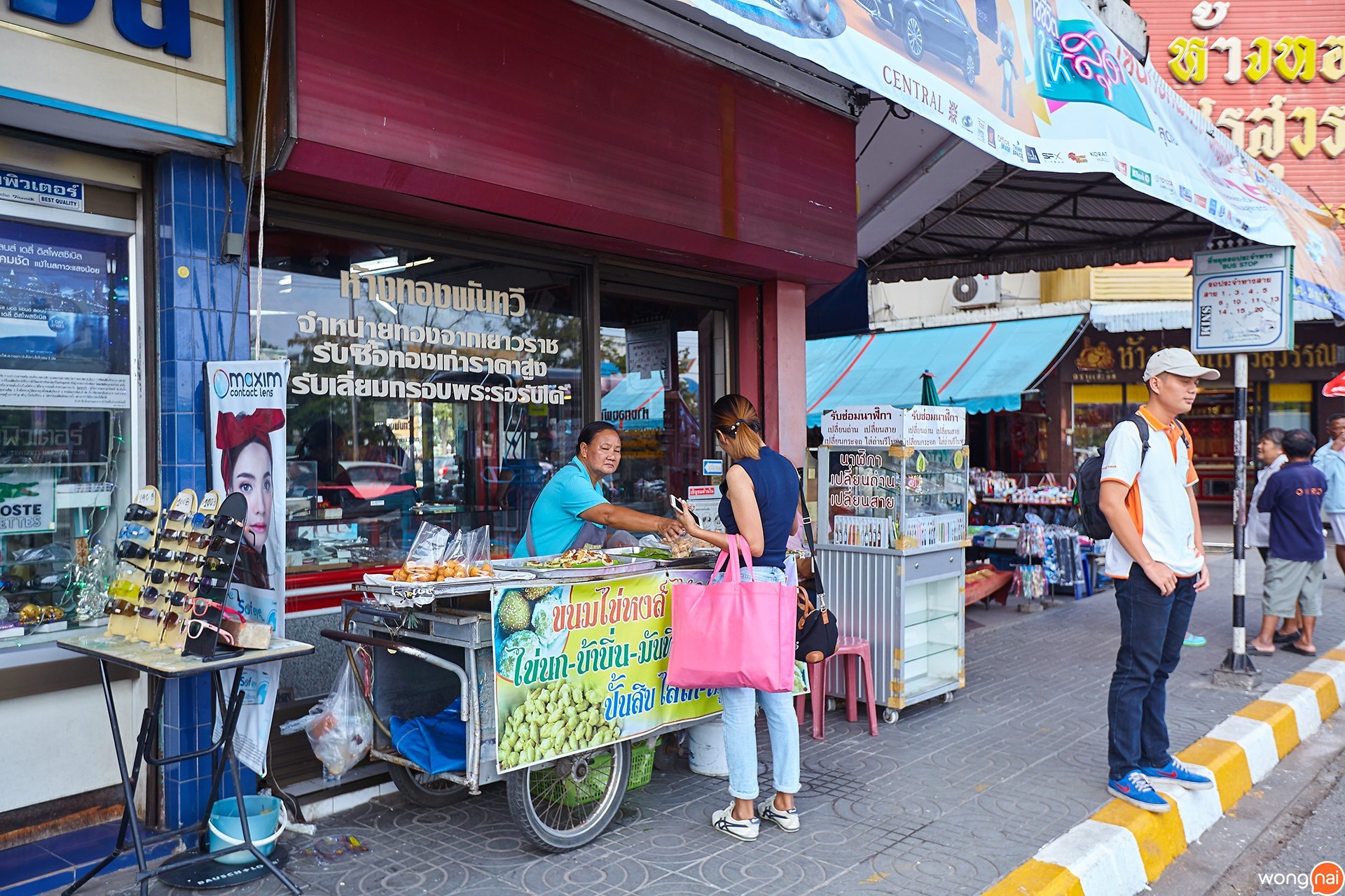 ขนมรถเข็นข้างคลัง ตำนานร้านเก่าโคราช