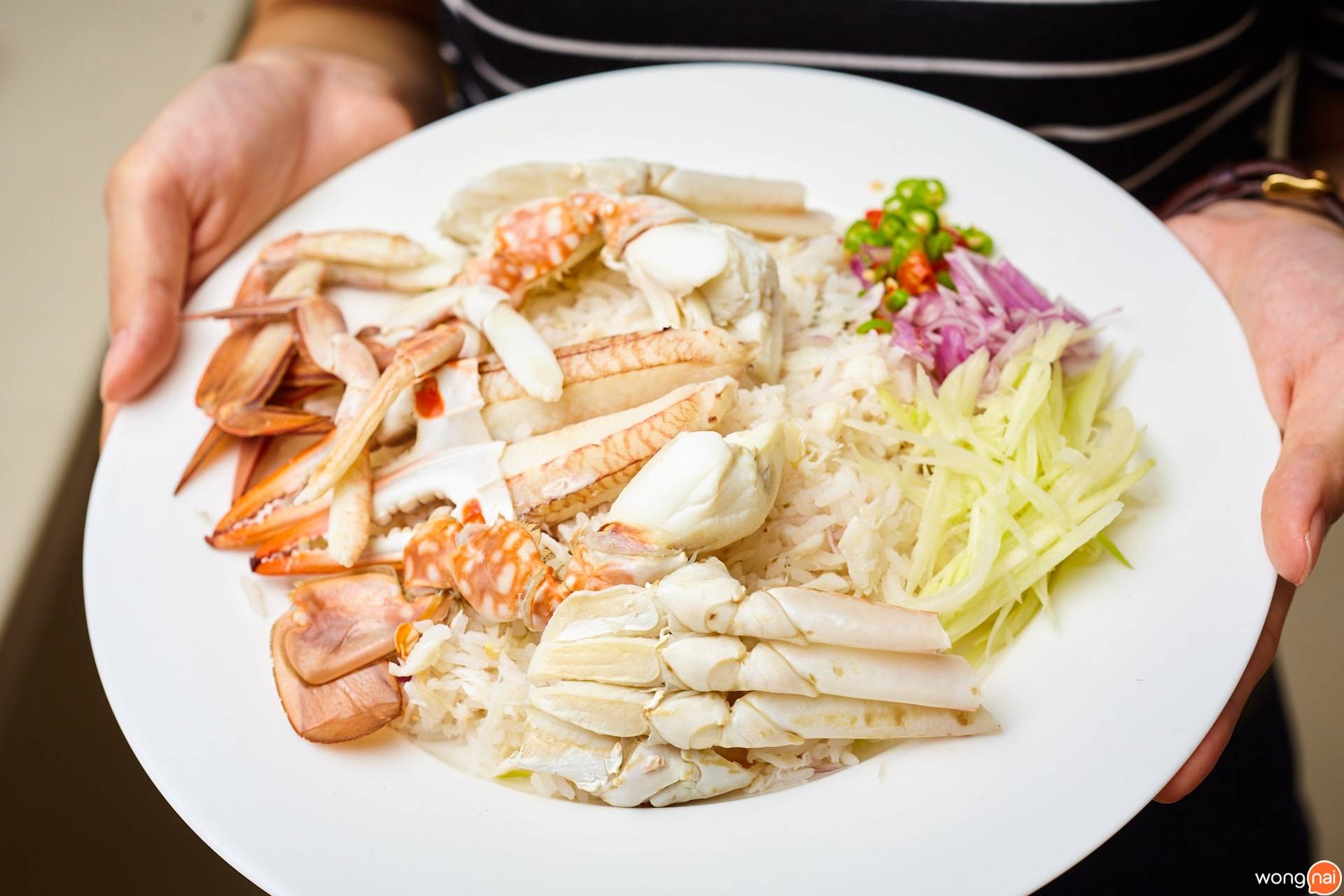 เมนู “ข้าวขยำปูทั้งตัว” ของร้าน “นครสมุทรซีฟู้ด”