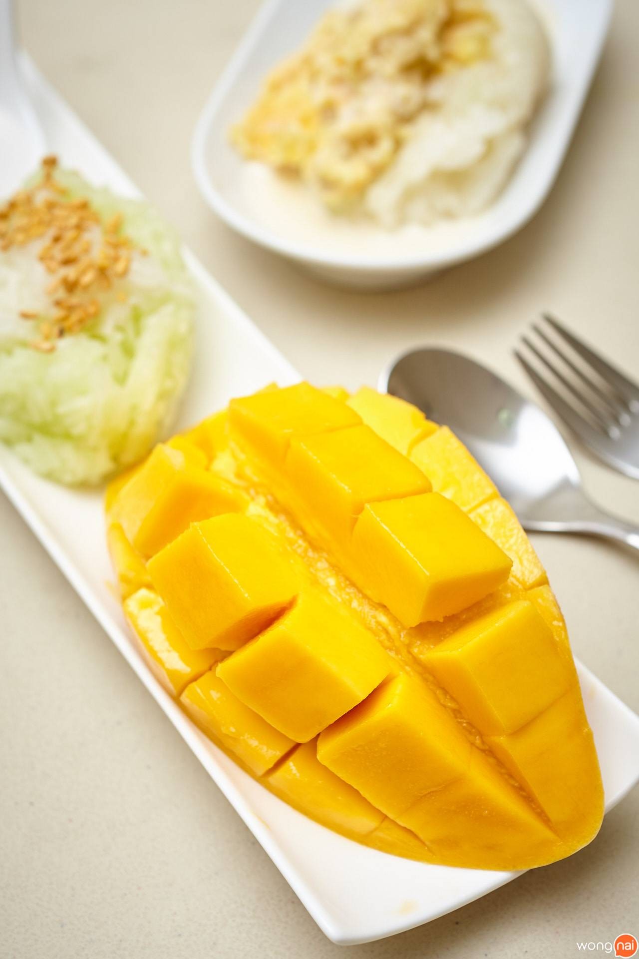 เมนู “ข้าวเหนียวมะม่วง” ของร้าน “นครสมุทรซีฟู้ด”