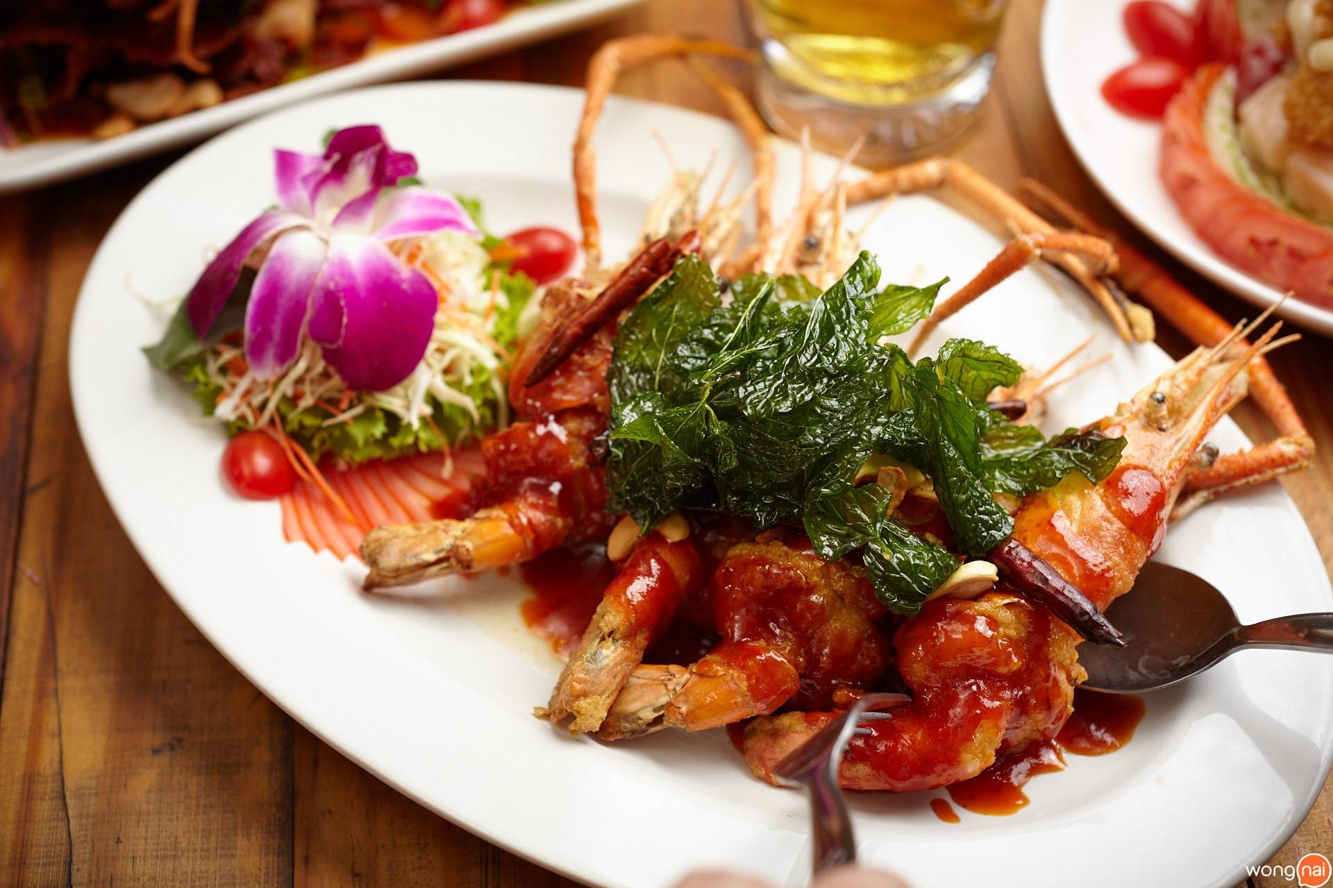 เมนู “กุ้งแม่น้ำราดซอสมะขาม” ของร้าน "The Garret Grill Bar & Restaurant"