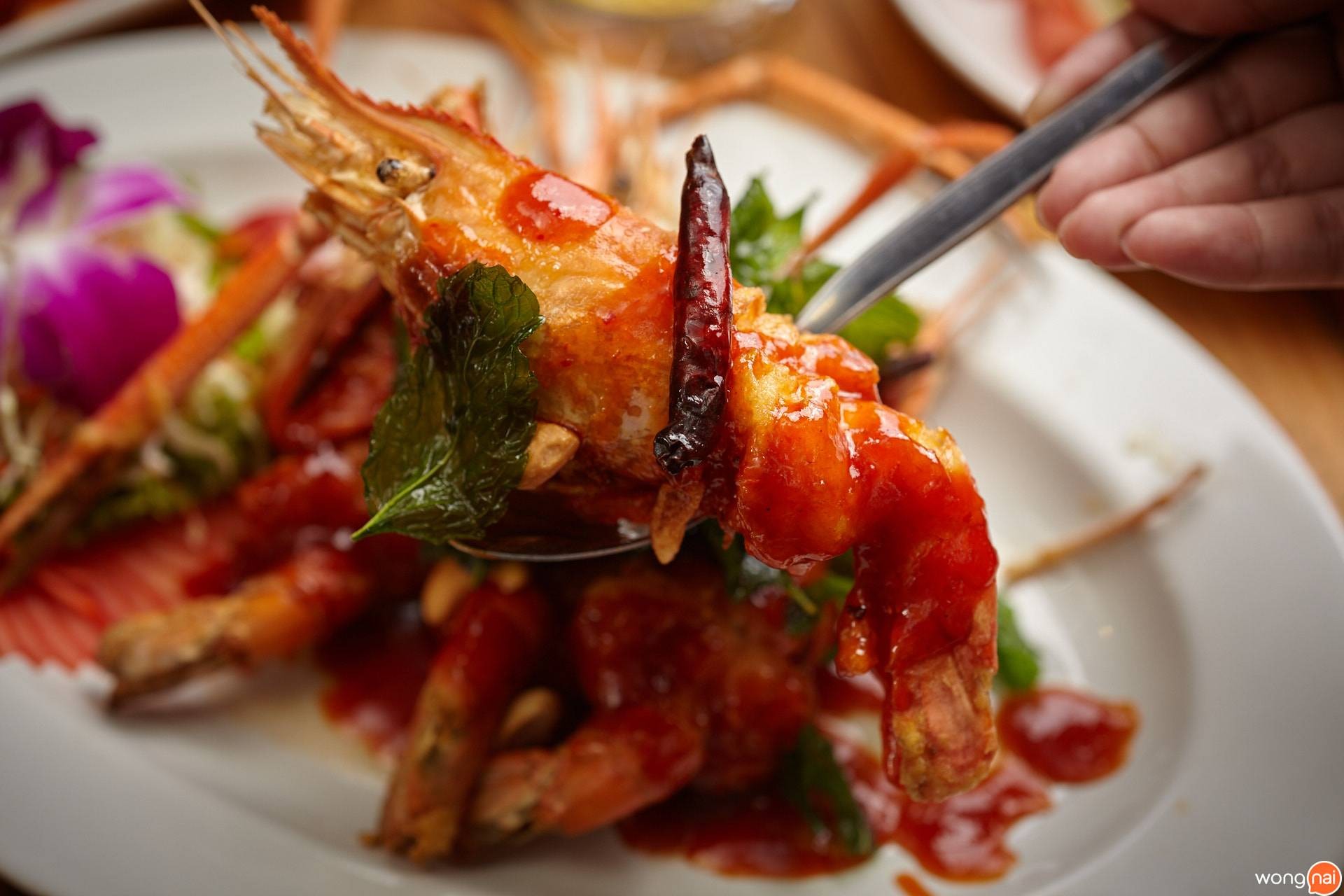 เมนู “กุ้งแม่น้ำราดซอสมะขาม” ของร้าน "The Garret Grill Bar & Restaurant"