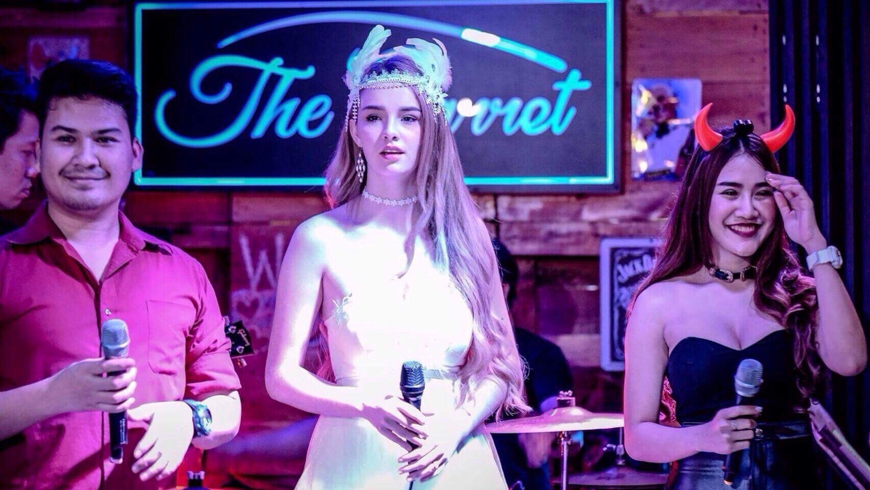 บรรยากาศร้าน The Garret Grill Bar & Restaurant