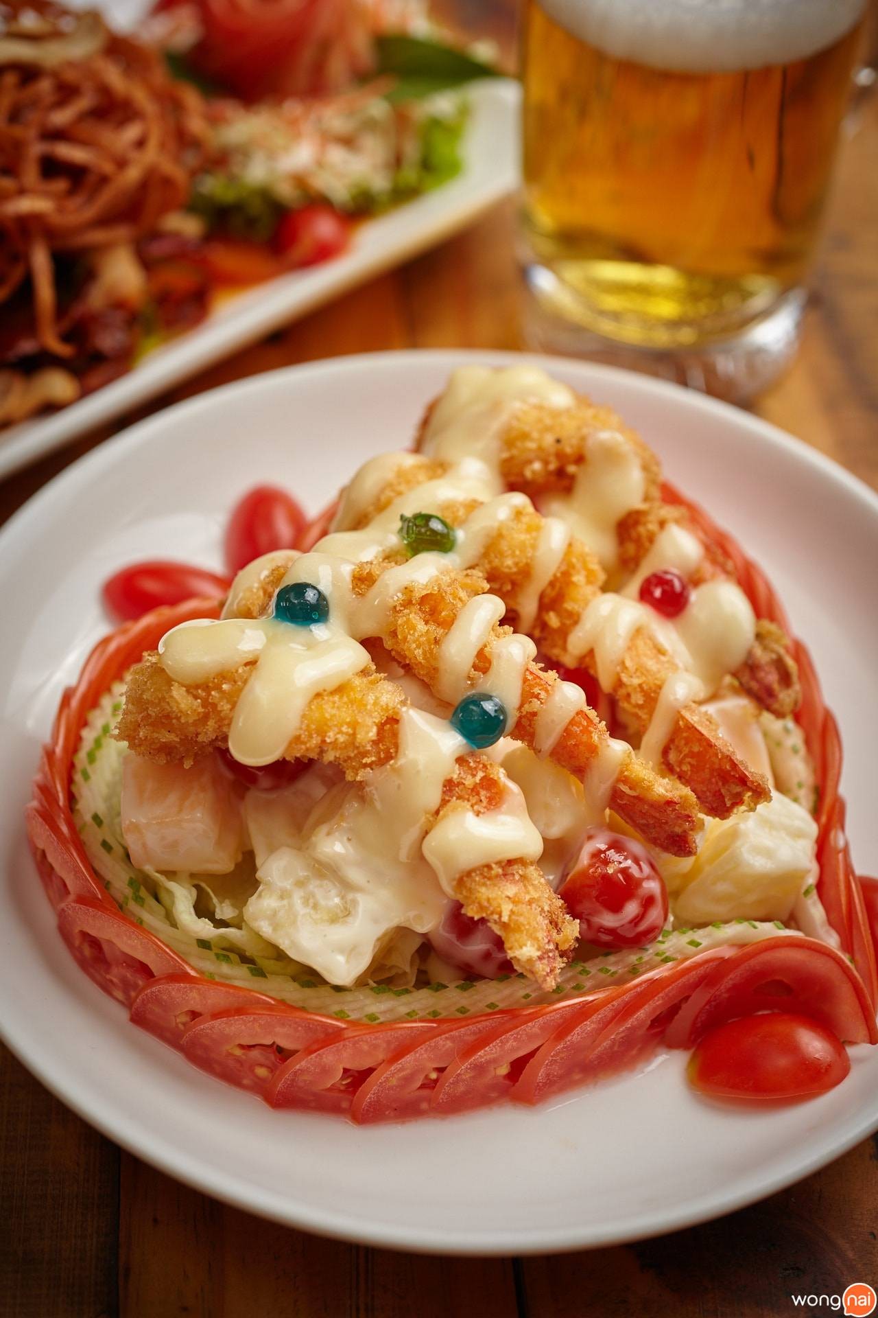 เมนู “สลัดผลไม้กุ้งกรอบ” ของร้าน "The Garret Grill Bar & Restaurant"