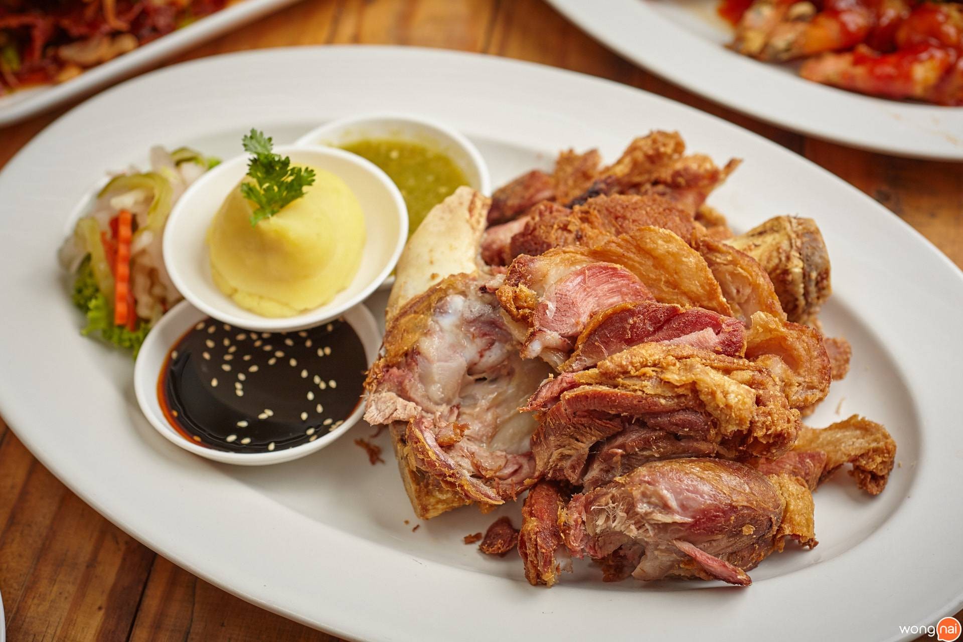 เมนู “ขาหมูเยอรมัน” ของร้าน "The Garret Grill Bar & Restaurant"