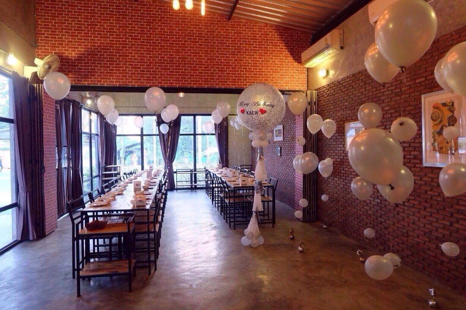 บรรยากาศร้าน The Garret Grill Bar & Restaurant