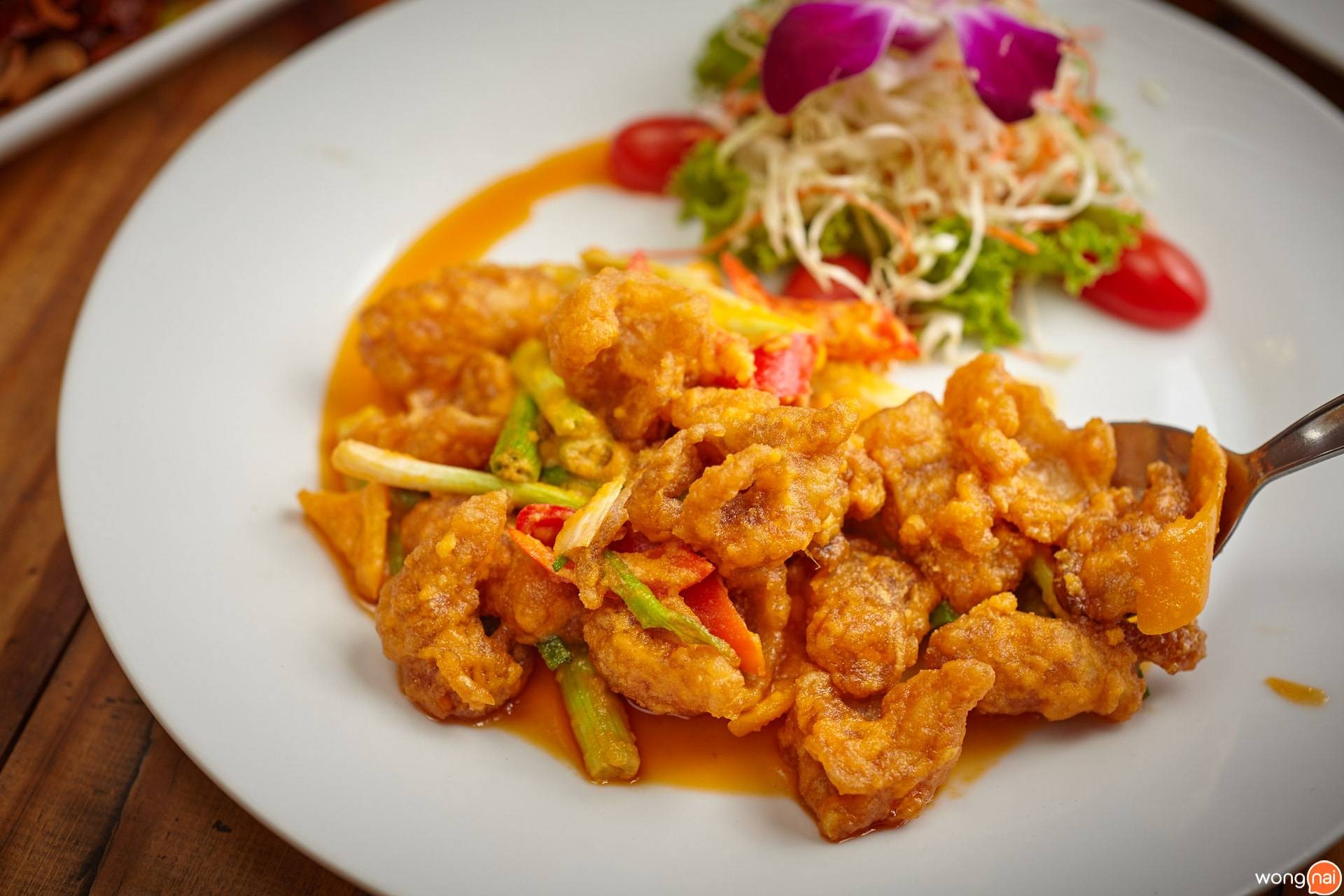 เมนู “ปลาหมึกไข่เค็ม” ของร้าน "The Garret Grill Bar & Restaurant"