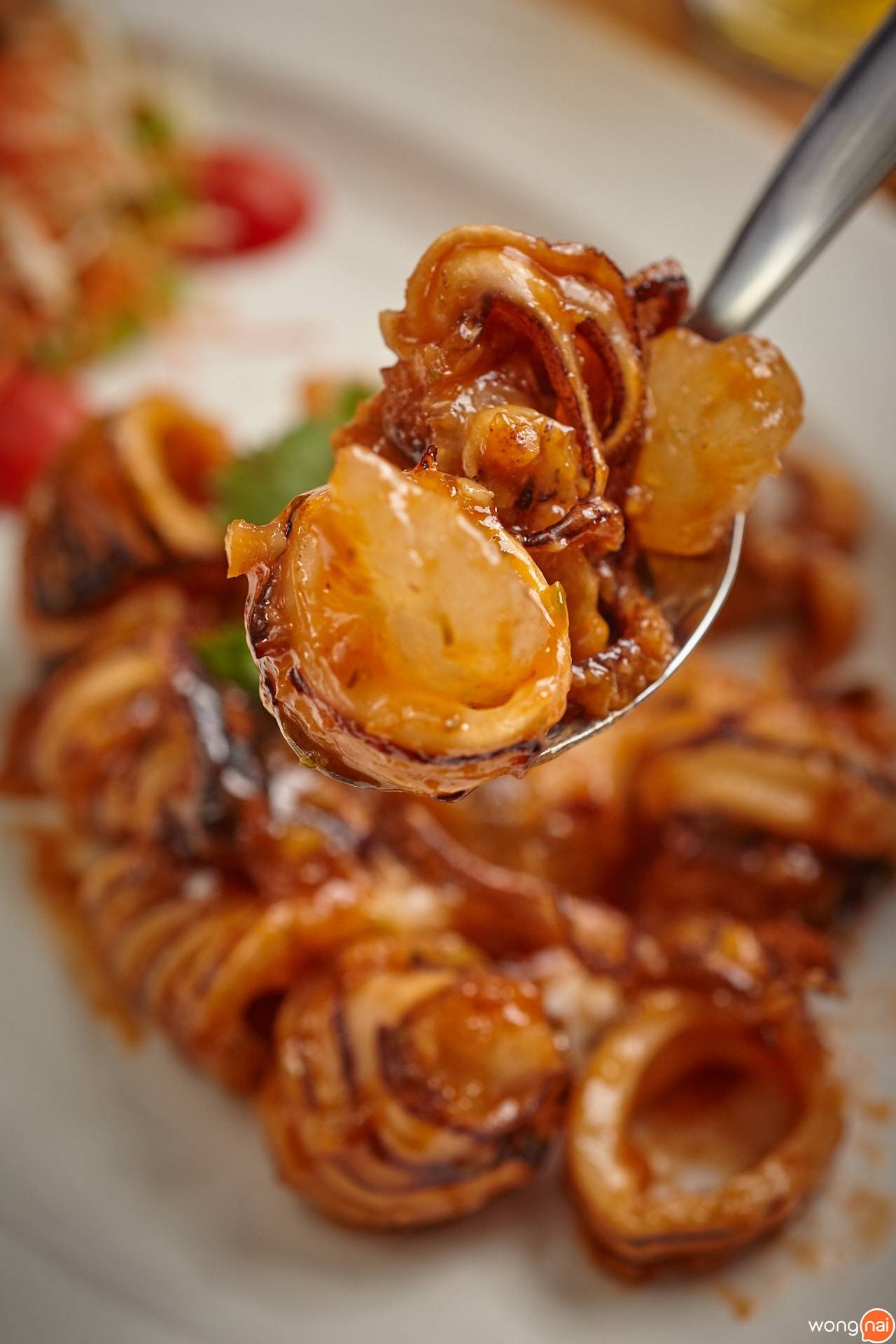 เมนู “ปลาหมึกผัดซอส The Garret” ของร้าน "The Garret Grill Bar & Restaurant"