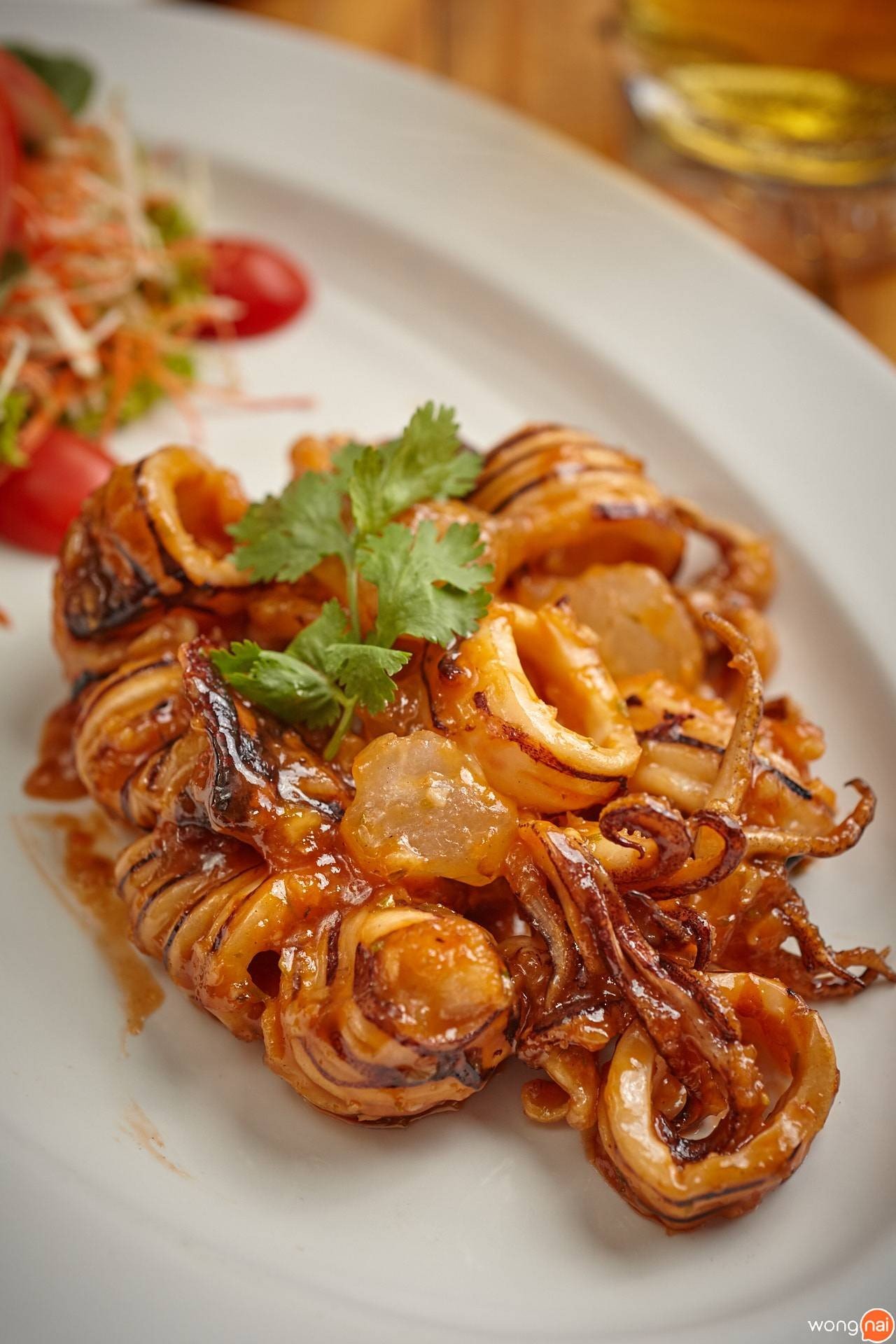 เมนู “ปลาหมึกผัดซอส The Garret” ของร้าน "The Garret Grill Bar & Restaurant"