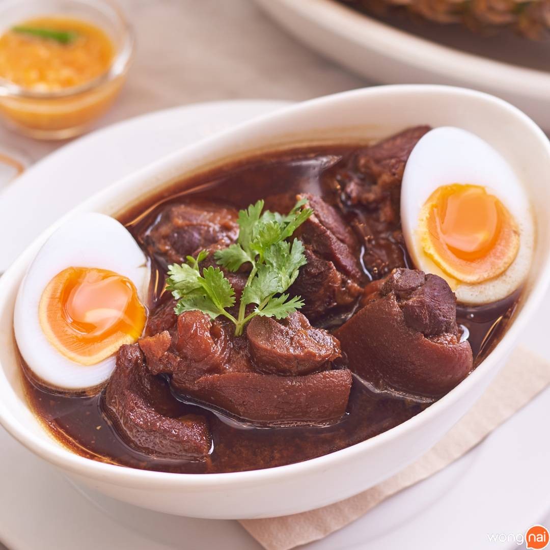 ขาหมูคาราเมล ของร้าน กับข้าว กับปลา ทองหล่อ