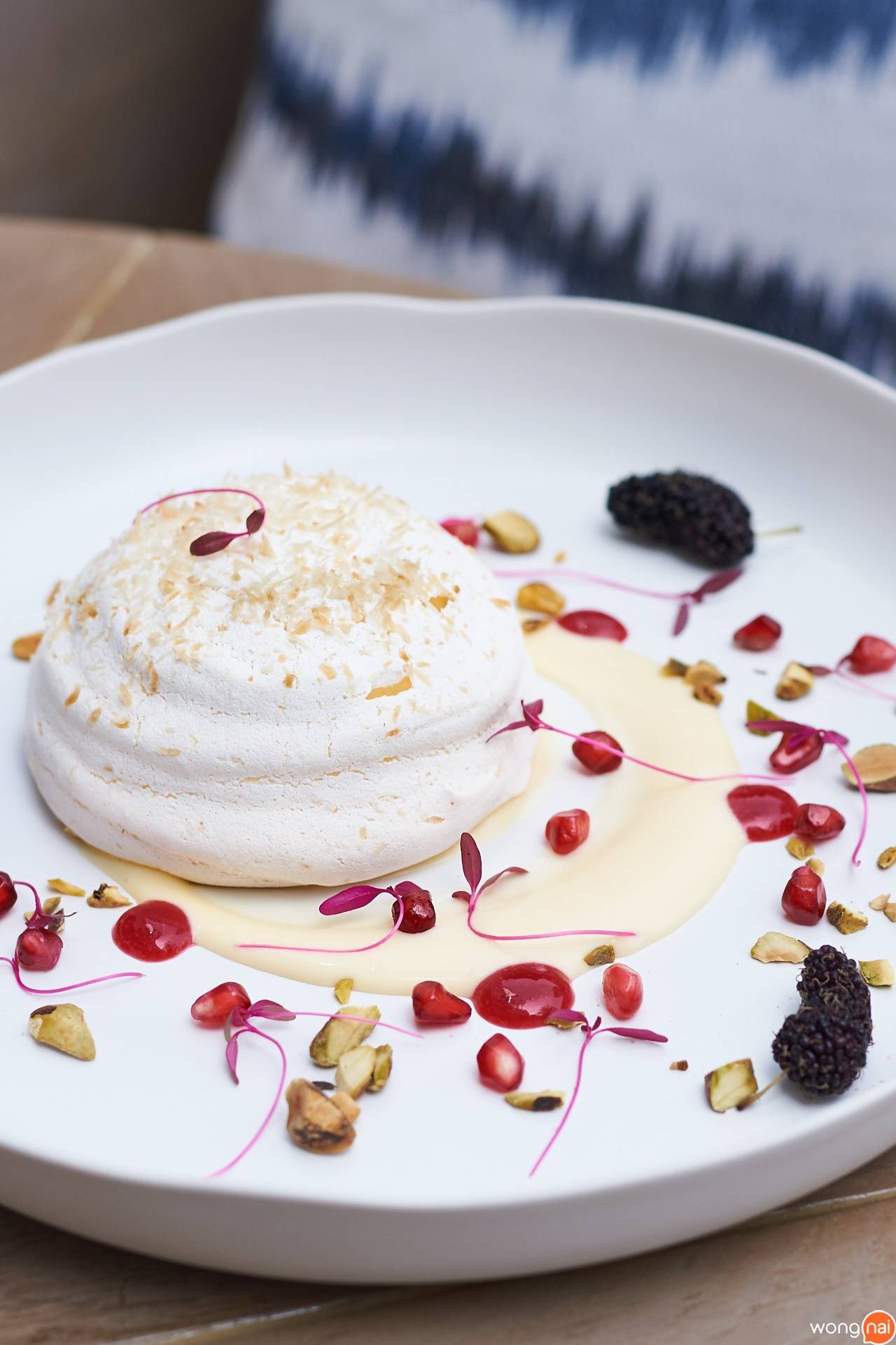 เมนู “Coconut Pavlova” ของ "SIWILAI CITY CLUB"