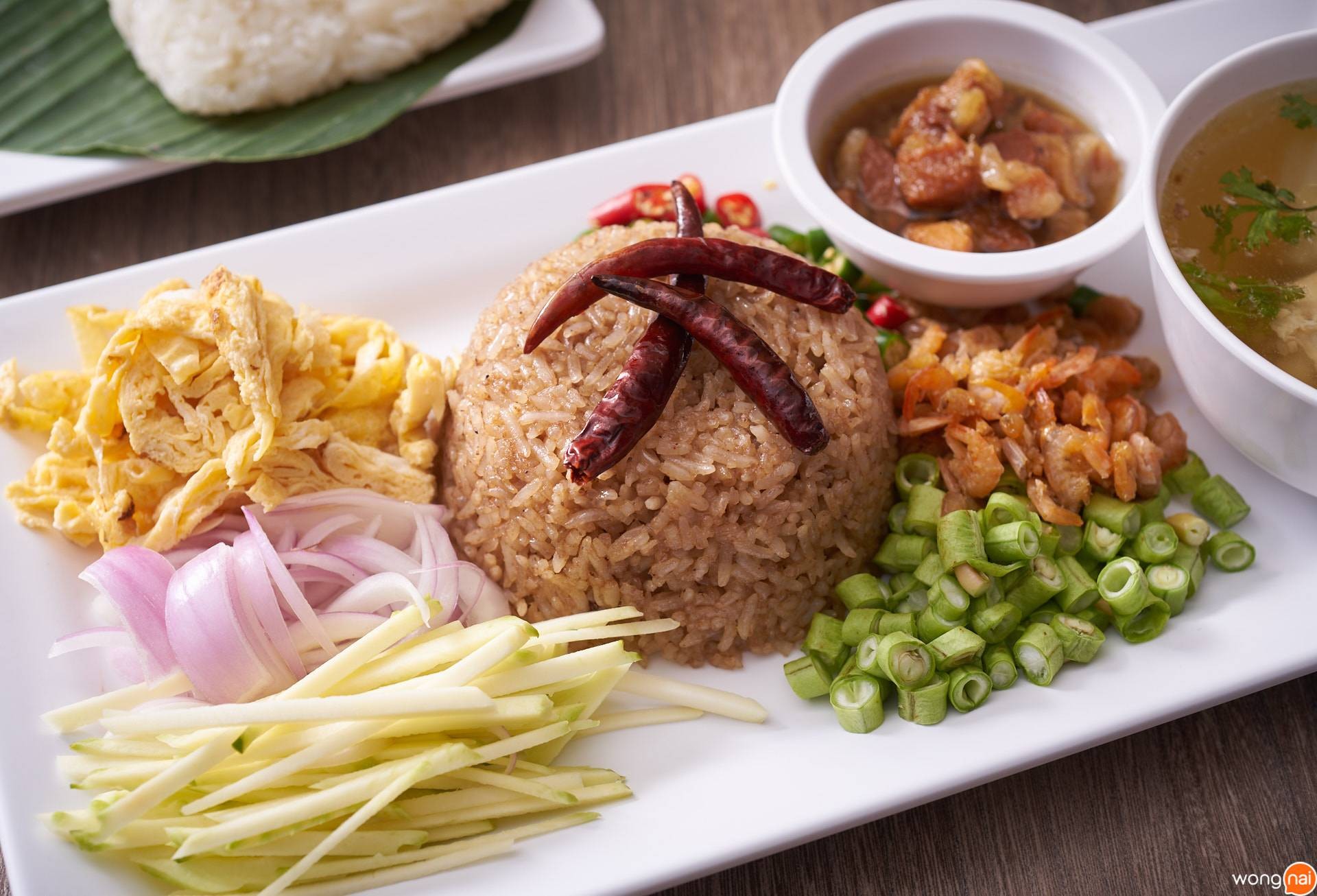 เมนู “ข้าวคลุกกะปิ น้ำแกงไก่ตุ๋นฟัก” ของร้าน “ยำแซ่บ”