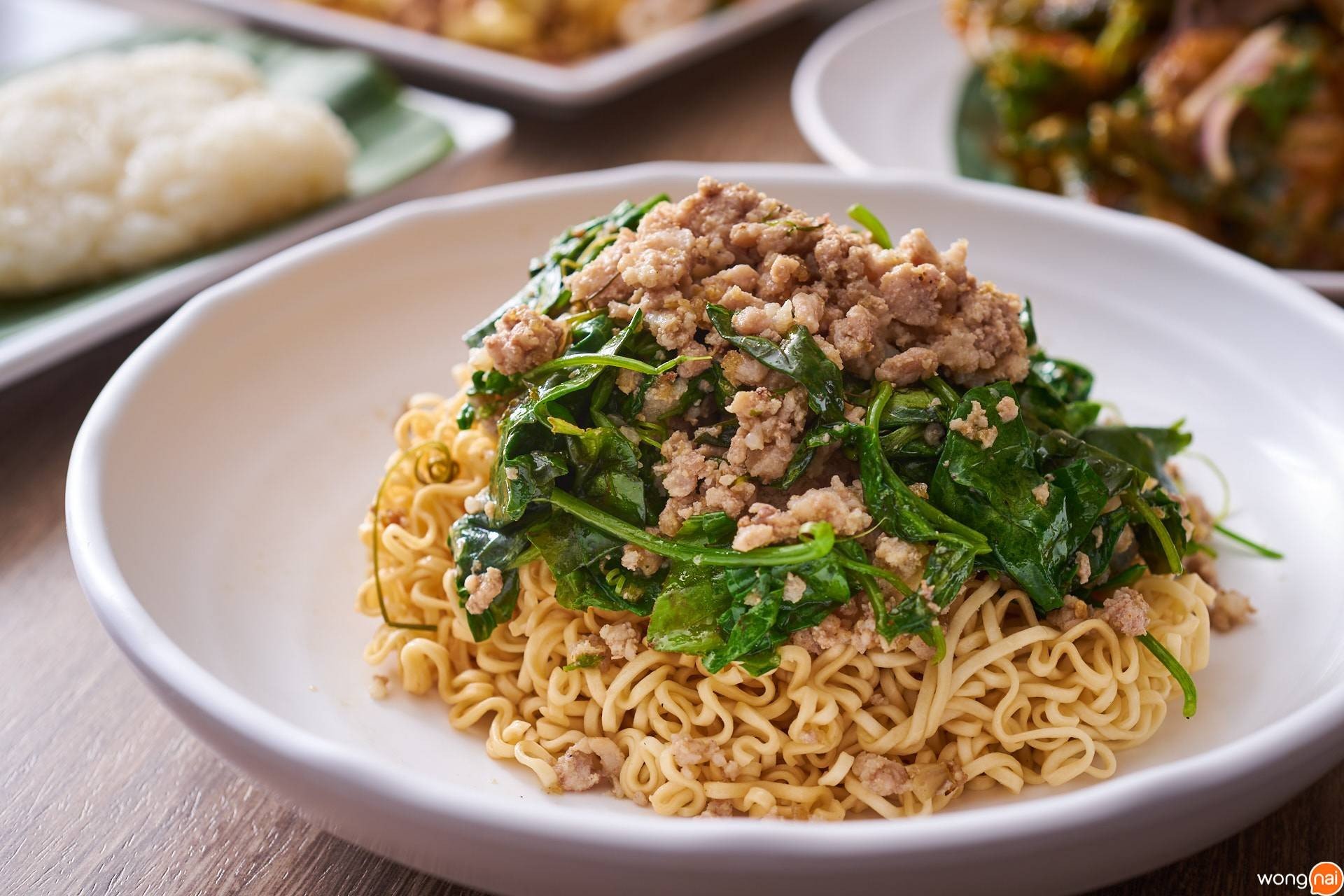 เมนู “มาม่าผัดบะช่อใบตำลึง” ของร้าน “ยำแซ่บ”