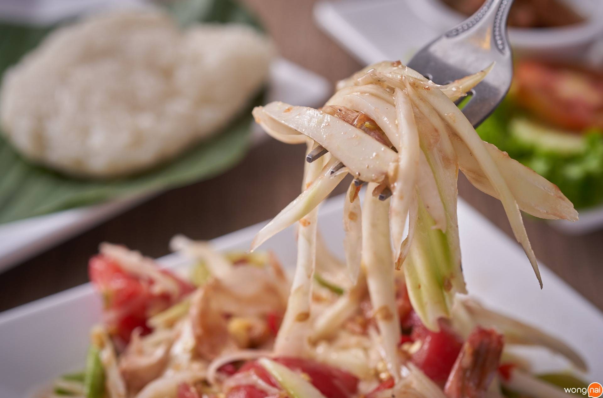 เมนู “ส้มตำกะปิกุ้งสด” ของร้าน “ยำแซ่บ”