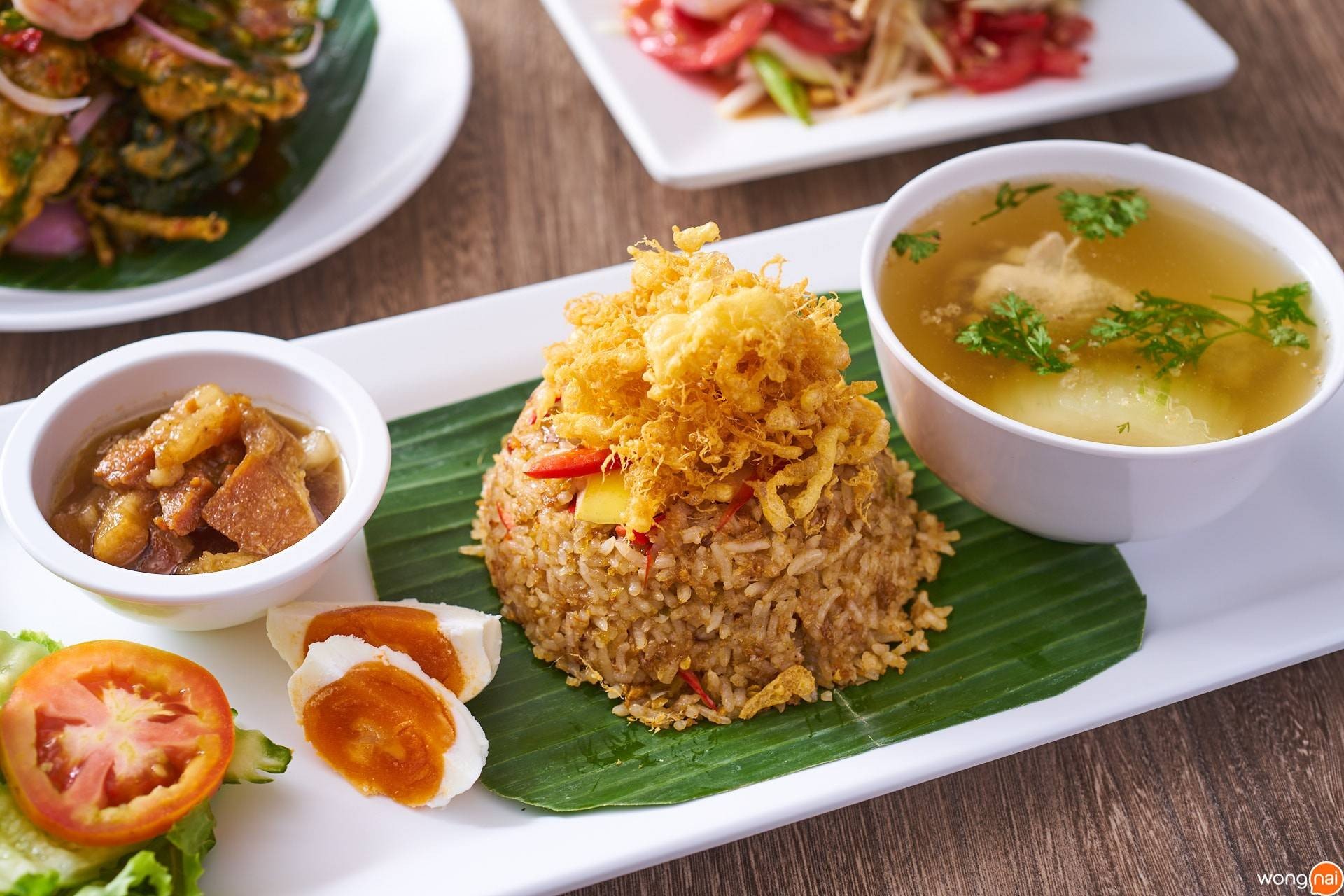 เมนู “ข้าวผัดน้ำพริกลงเรือ” ของร้าน “ยำแซ่บ”