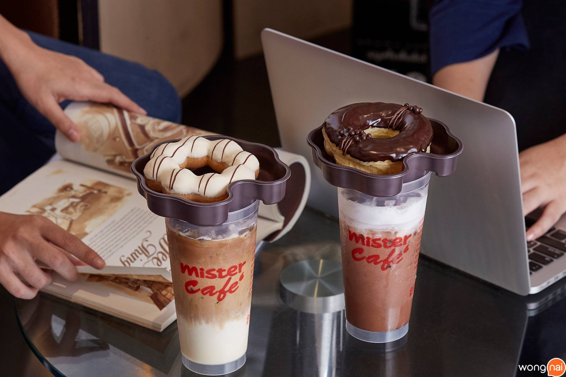 “อร่อยเป็นคู่กับเครื่องดื่มเย็น” ของร้าน “Mister Donut” (มิสเตอร์ โดนัท)