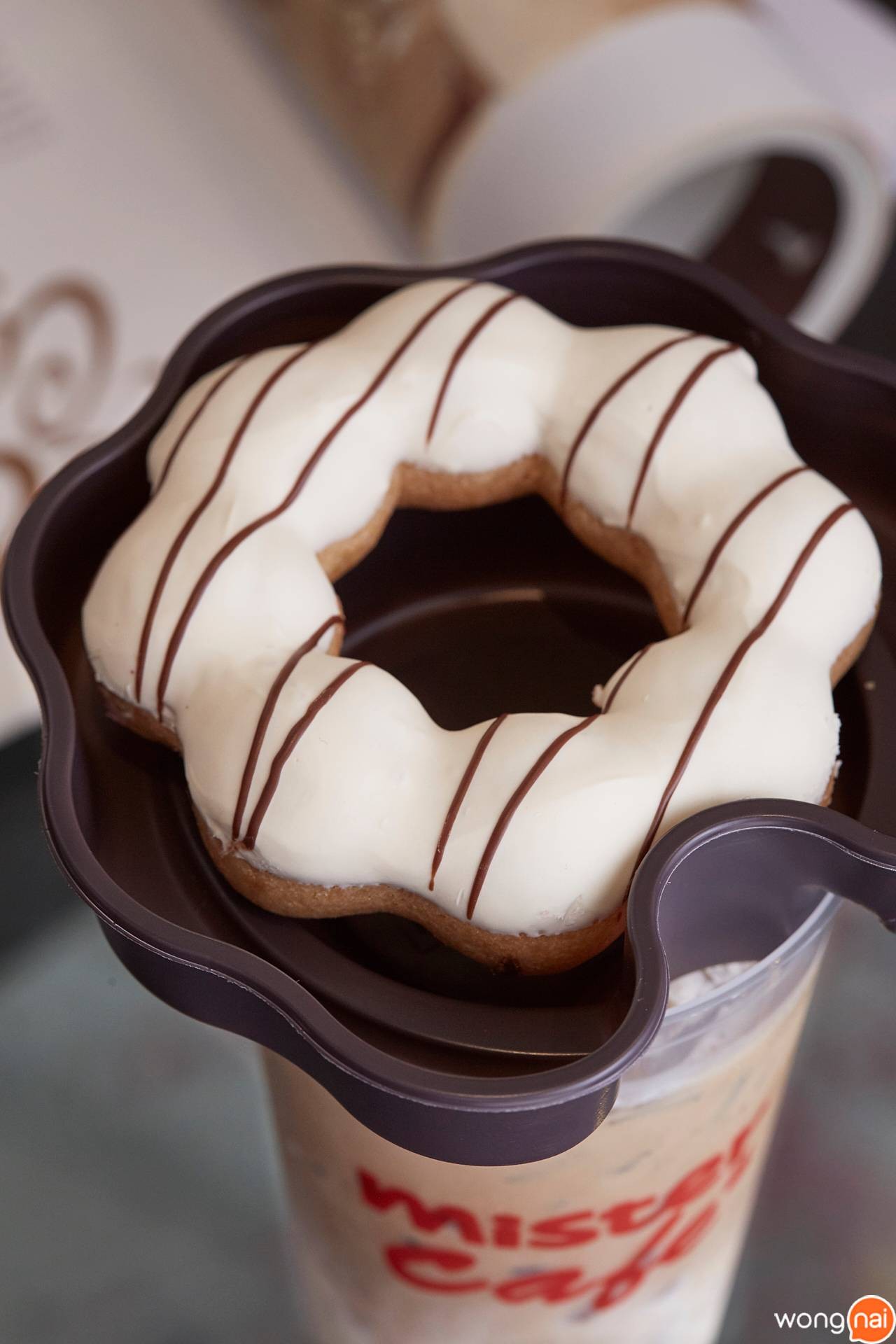 “อร่อยเป็นคู่กับเครื่องดื่มเย็น” ของร้าน “Mister Donut” (มิสเตอร์ โดนัท)