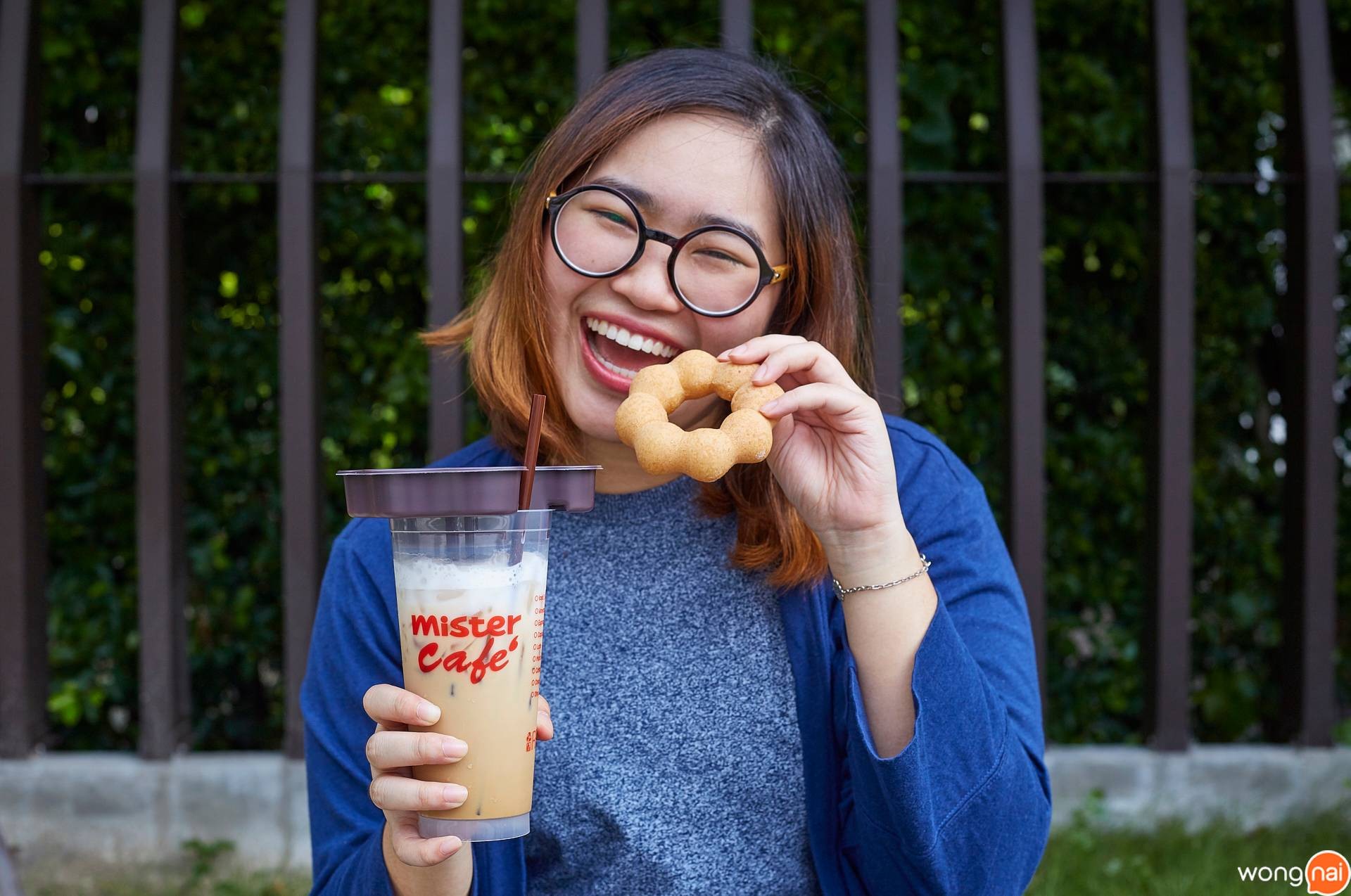 “อร่อยเป็นคู่กับเครื่องดื่มเย็น” ของร้าน “Mister Donut” (มิสเตอร์ โดนัท)