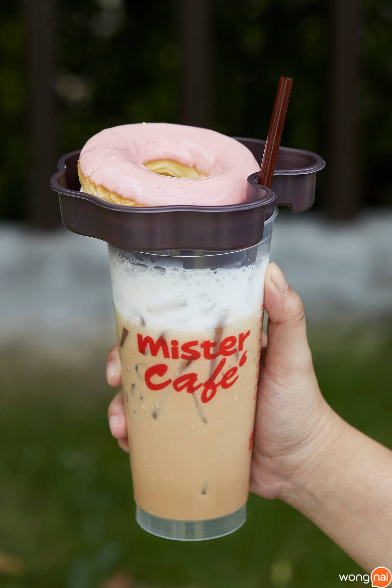 “อร่อยเป็นคู่กับเครื่องดื่มเย็น” ของร้าน “Mister Donut” (มิสเตอร์ โดนัท)