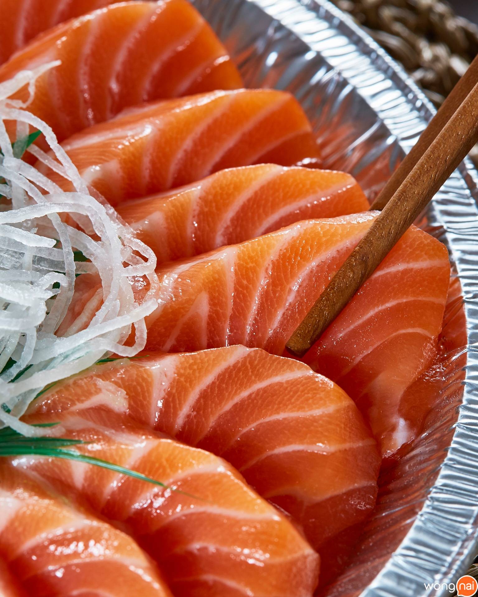 เมนู “ซาชิมิแซลมอน” ของร้าน SALMONKUN