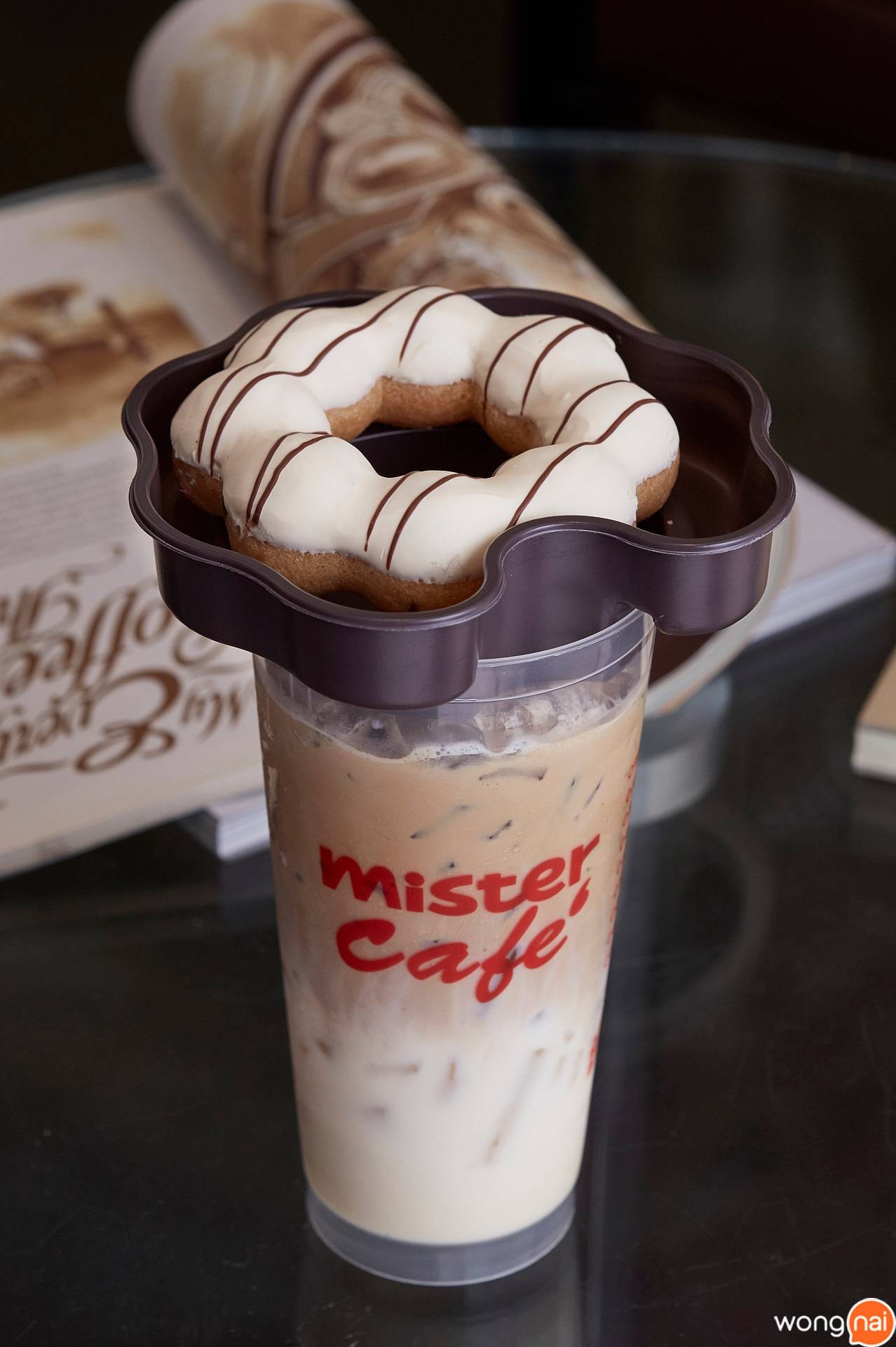 “อร่อยเป็นคู่กับเครื่องดื่มเย็น” ของร้าน “Mister Donut” (มิสเตอร์ โดนัท)