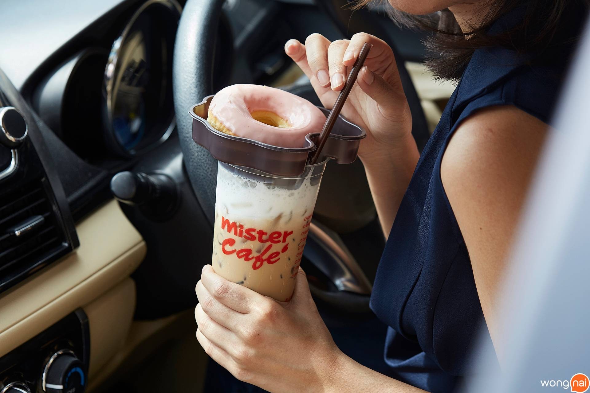 “อร่อยเป็นคู่กับเครื่องดื่มเย็น” ของร้าน “Mister Donut” (มิสเตอร์ โดนัท)