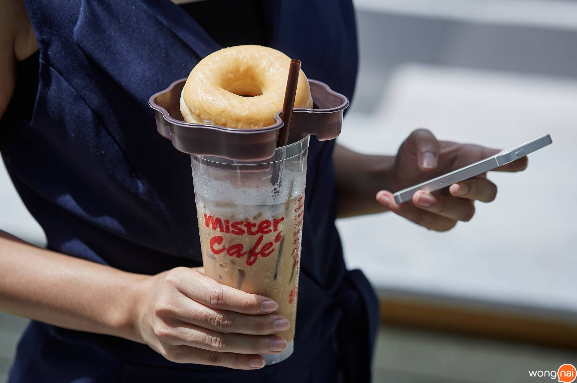 “อร่อยเป็นคู่กับเครื่องดื่มเย็น” ของร้าน “Mister Donut” (มิสเตอร์ โดนัท)
