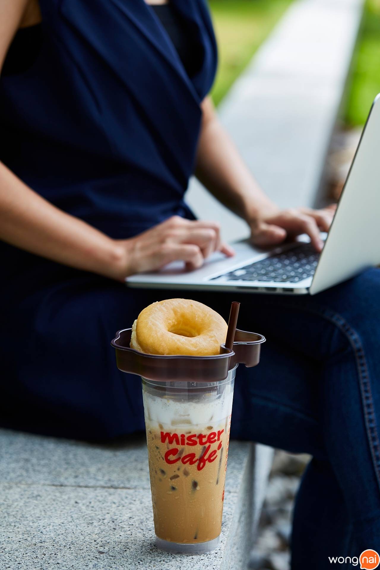 “อร่อยเป็นคู่กับเครื่องดื่มเย็น” ของร้าน “Mister Donut” (มิสเตอร์ โดนัท)