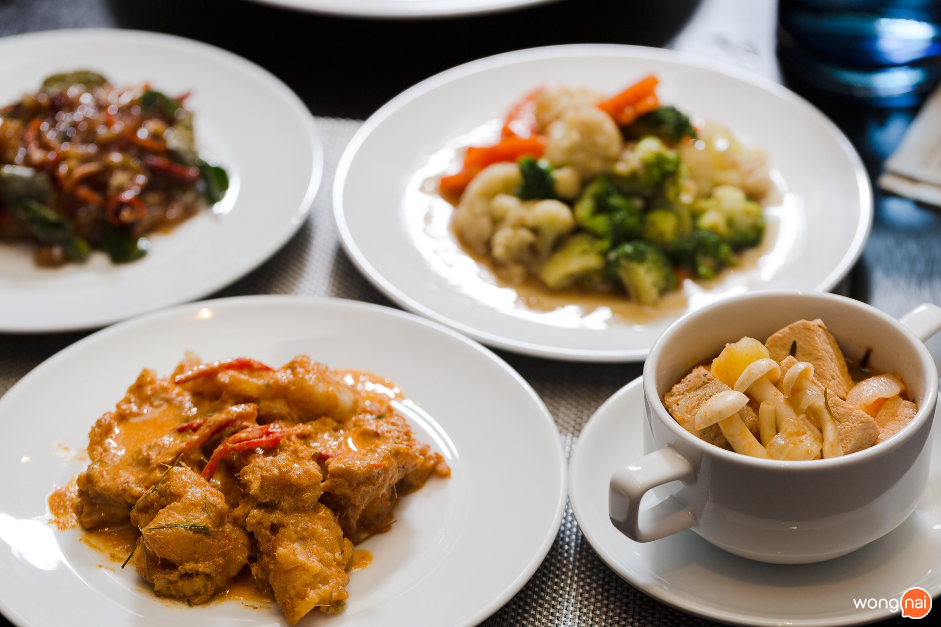 บุฟเฟ่ต์อาหารไทย ห้องอาหาร Eat at Rincome โรงแรม U Nimman
