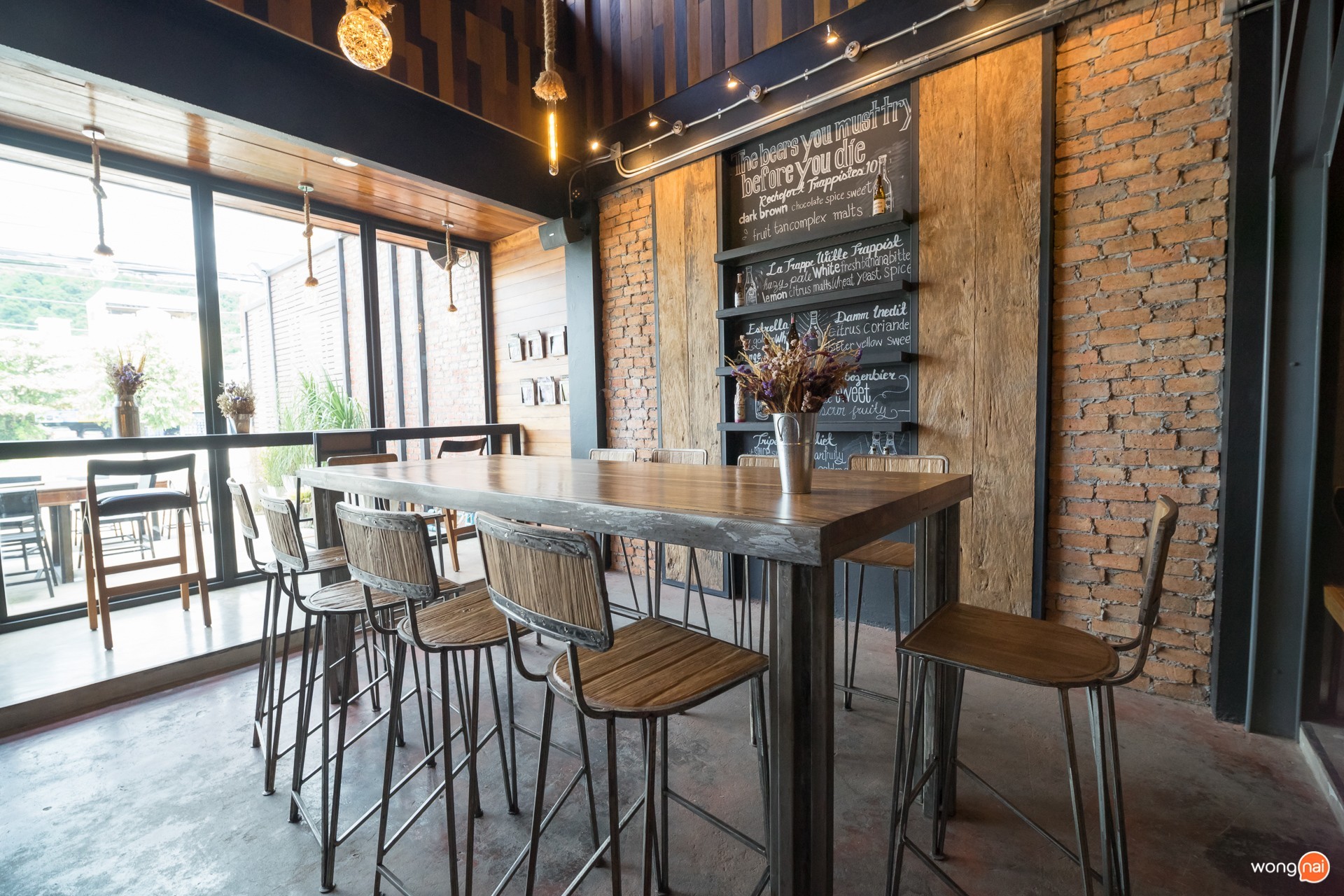 บรรยากาศร้าน 9 Pints The Gastro House นครสวรรค์
