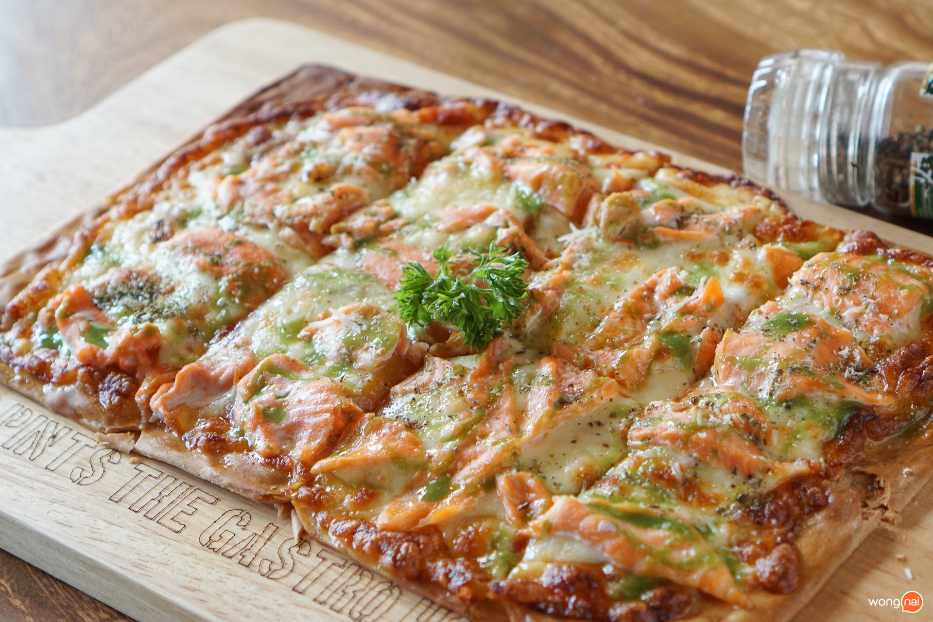 เมนู พิซซ่าแซลมอนวาซาบิ ร้าน 9 Pints The Gastro House นครสวรรค์
