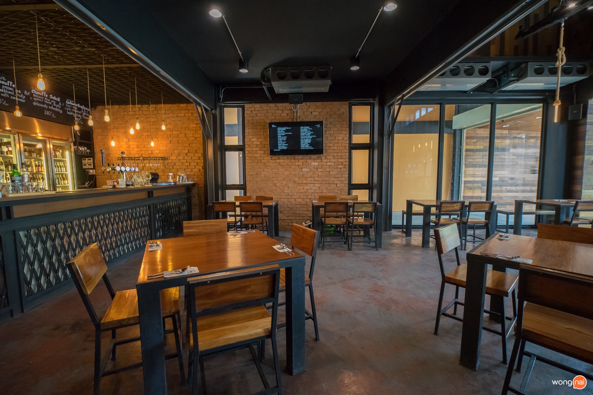 บรรยากาศร้าน 9 Pints The Gastro House นครสวรรค์