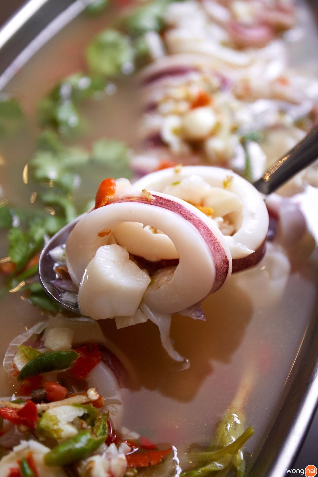 เมนู “ปลาหมึกนึ่งมะนาว” ของร้าน “Fù SEAFOOD”