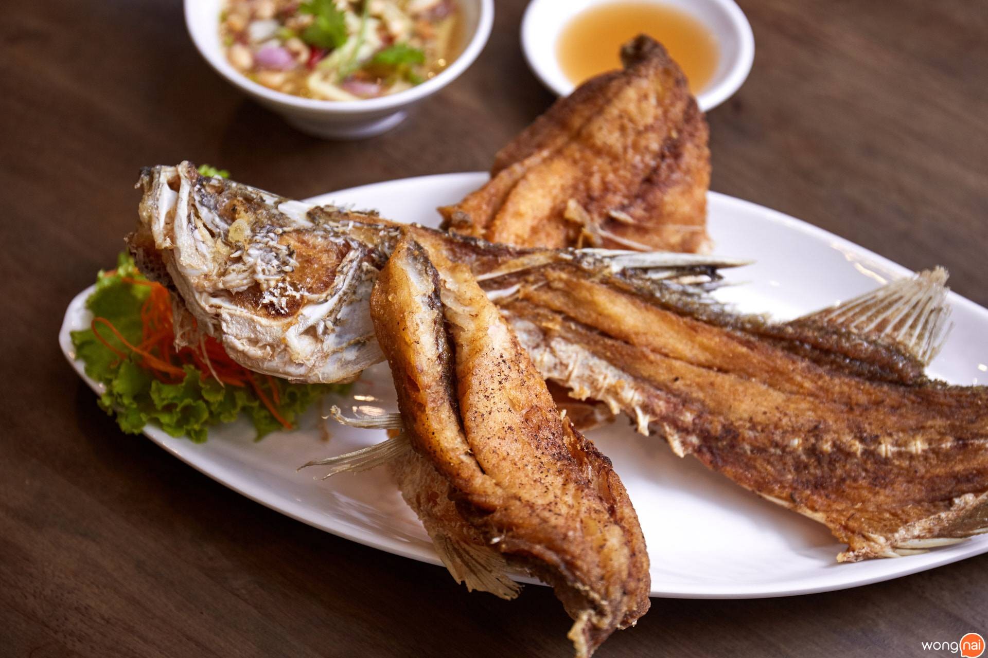 เมนู “ปลากะพงทอดน้ำปลา” ของร้าน “Fù SEAFOOD”