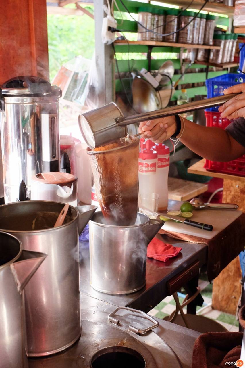 ชงกาแฟโบราณ ร้าน กาแฟโบราณเขียดเขียว ขอนแก่น