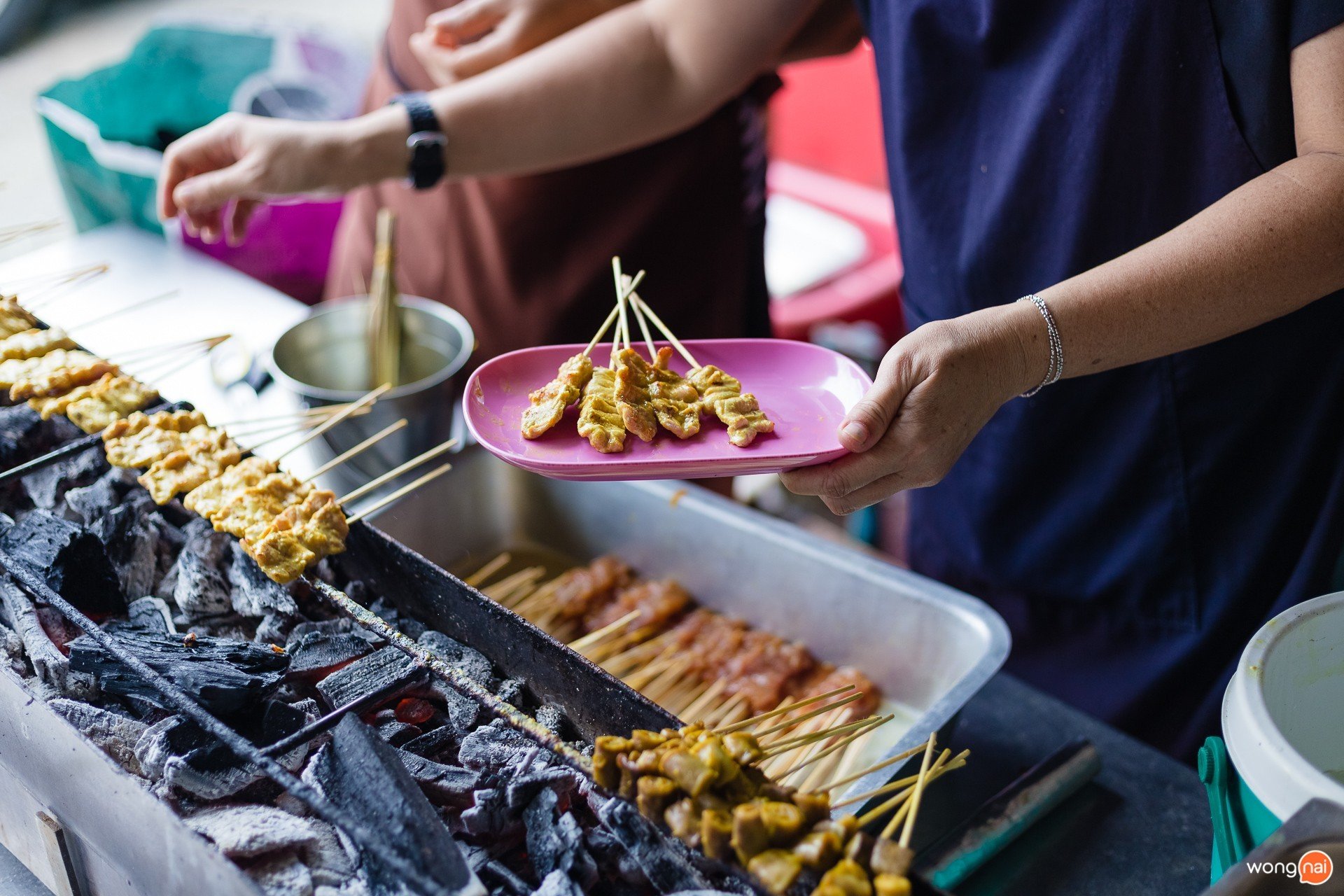 หมูสะเต๊ะบนเตาถ่านของร้านสะเต๊ะเมืองพังงาคุณทิพย์