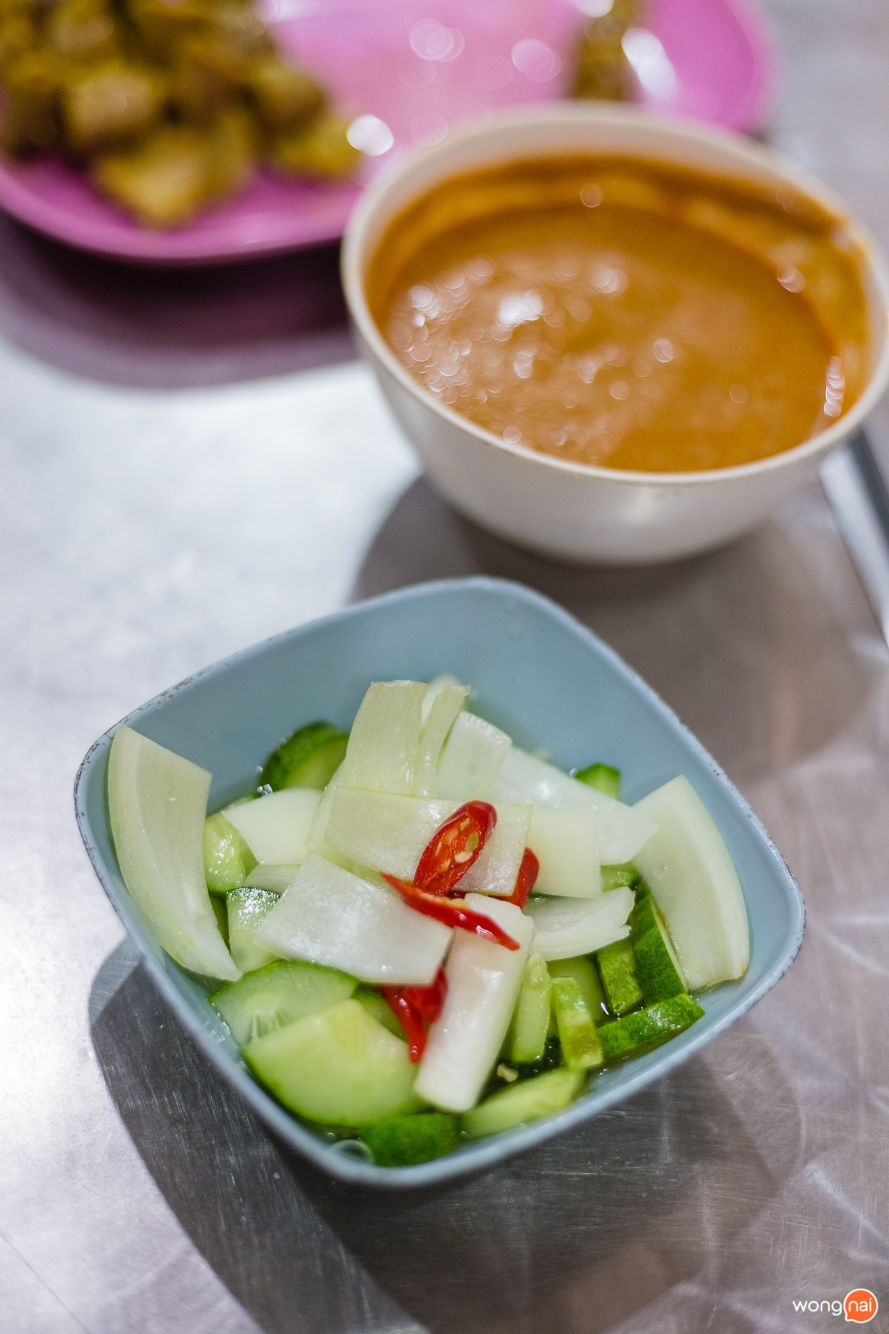 ผักสำหรับทานคู่ เมนู หมูสะเต๊ะ ของร้านสะเต๊ะเมืองพังงาคุณทิพย์