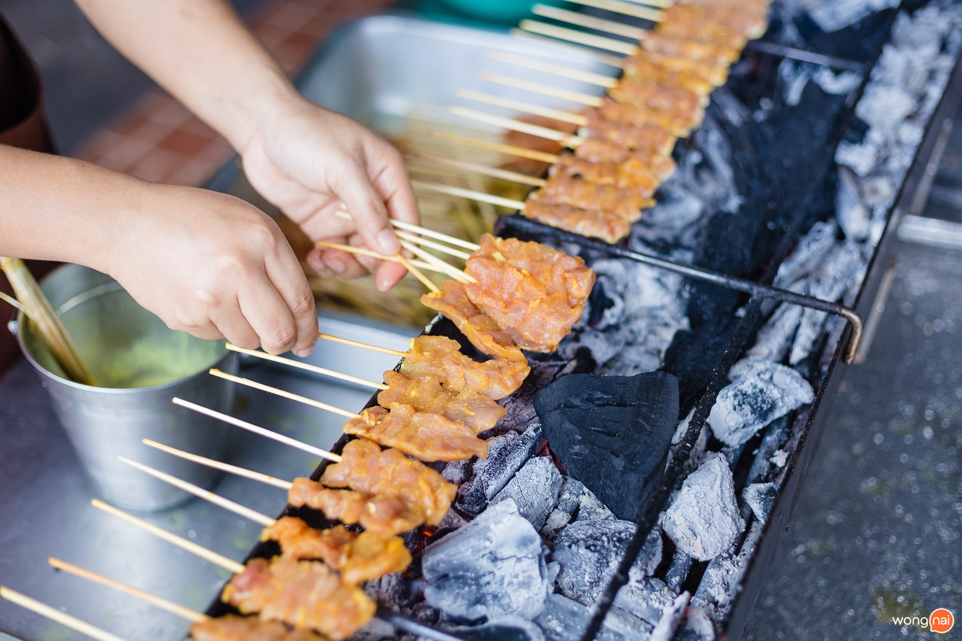 หมูสะเต๊ะบนเตาถ่านของร้านสะเต๊ะเมืองพังงาคุณทิพย์