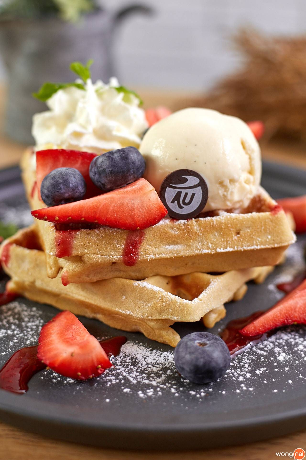 เมนู “Red Volcano Waffle” ของร้าน Cafe au Lait BKK