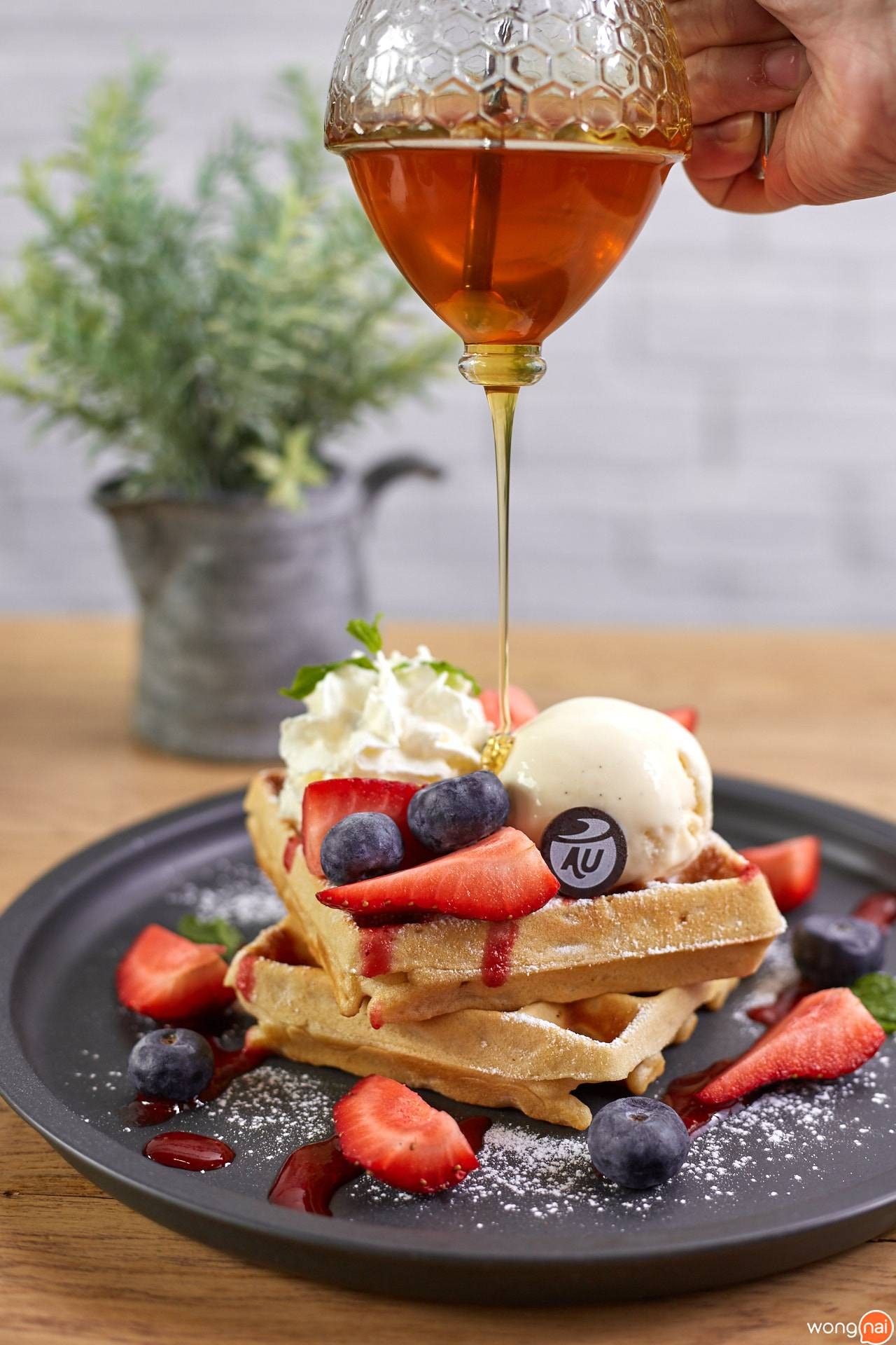เมนู “Red Volcano Waffle” ของร้าน Cafe au Lait BKK