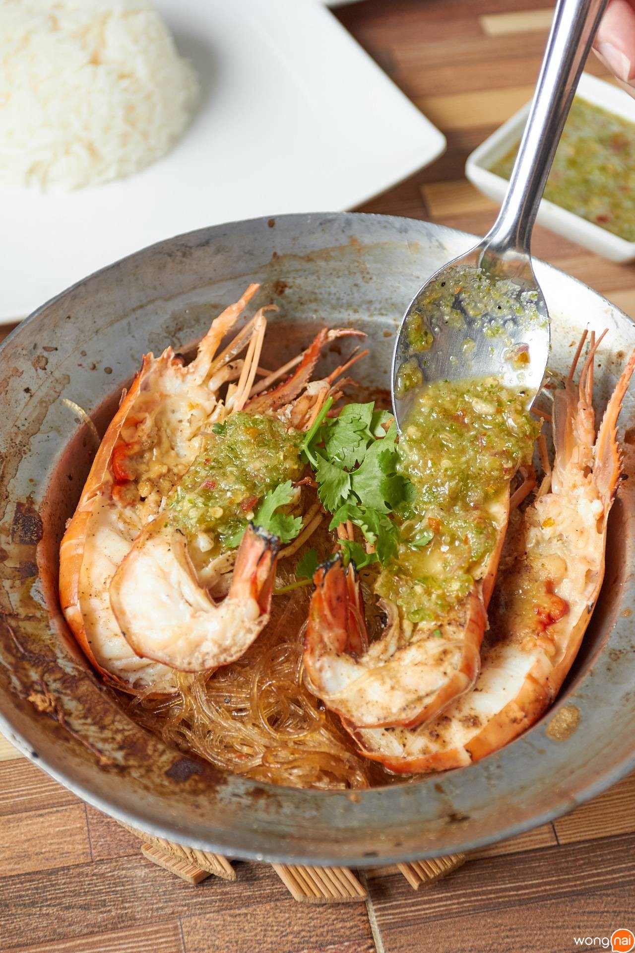 เมนู “กุ้งอบวุ้นเส้น” ของร้าน “มะกอตำครองเมือง”