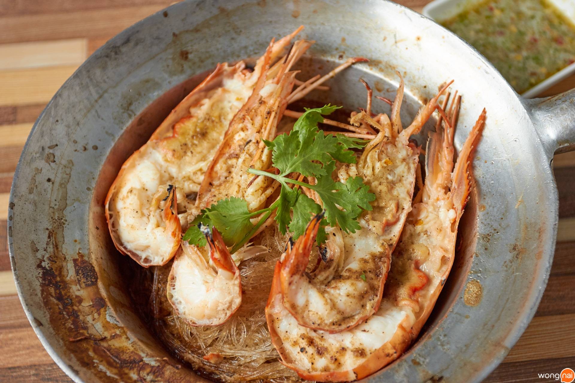 เมนู “กุ้งอบวุ้นเส้น” ของร้าน “มะกอตำครองเมือง”
