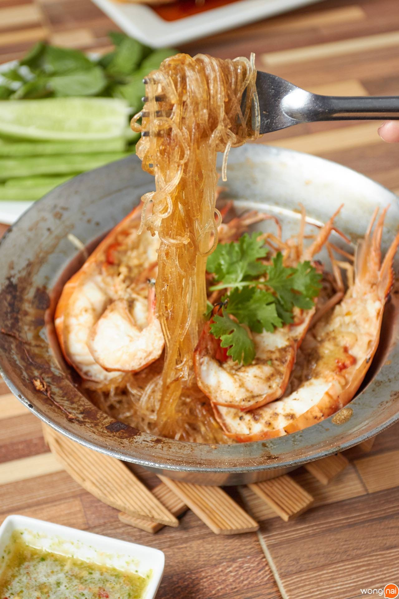 เมนู “กุ้งอบวุ้นเส้น” ของร้าน “มะกอตำครองเมือง”